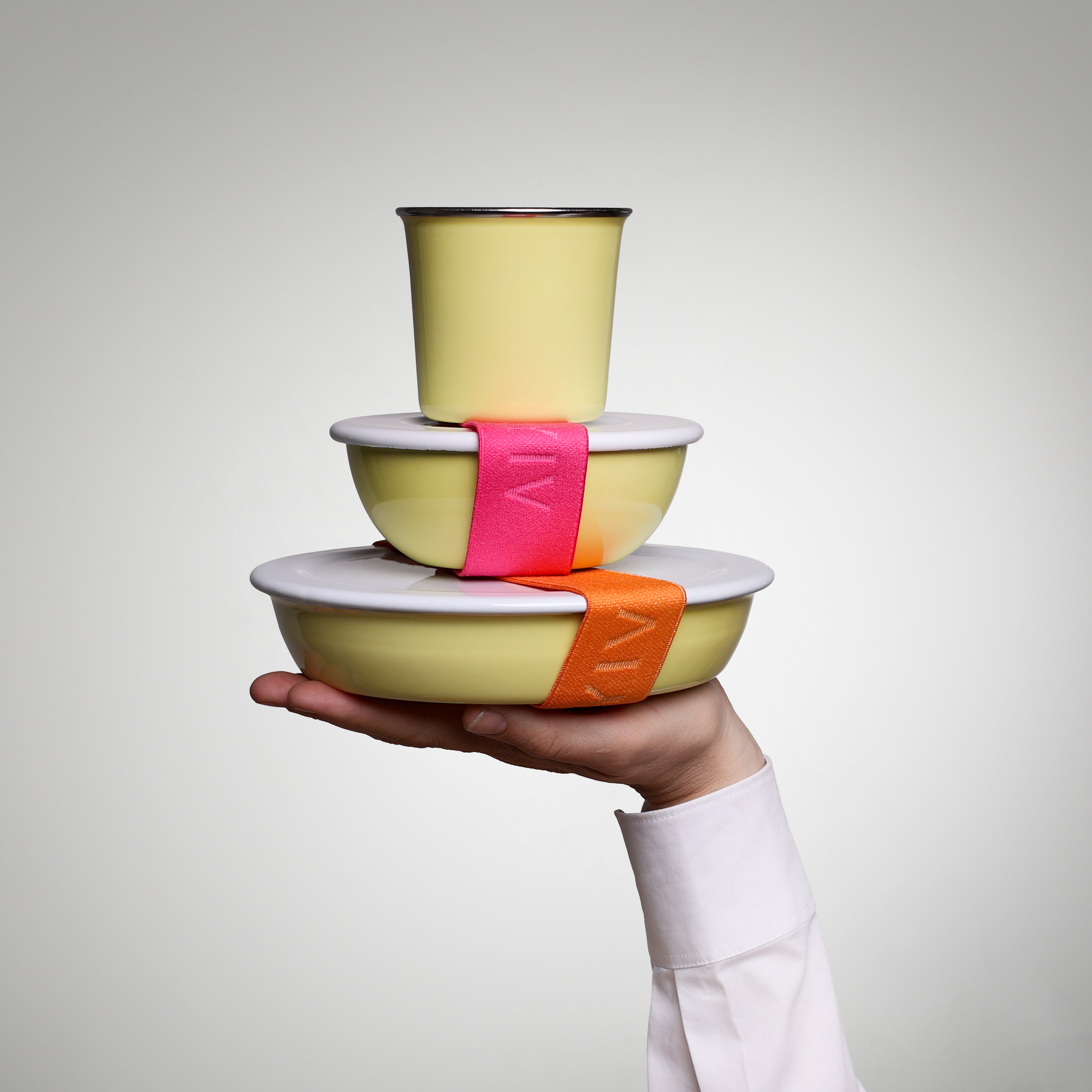 YIV Emaille Set – schadstofffrei & nachhaltig: Becher, Schale, Teller mit Deckel, Dichtung & Band