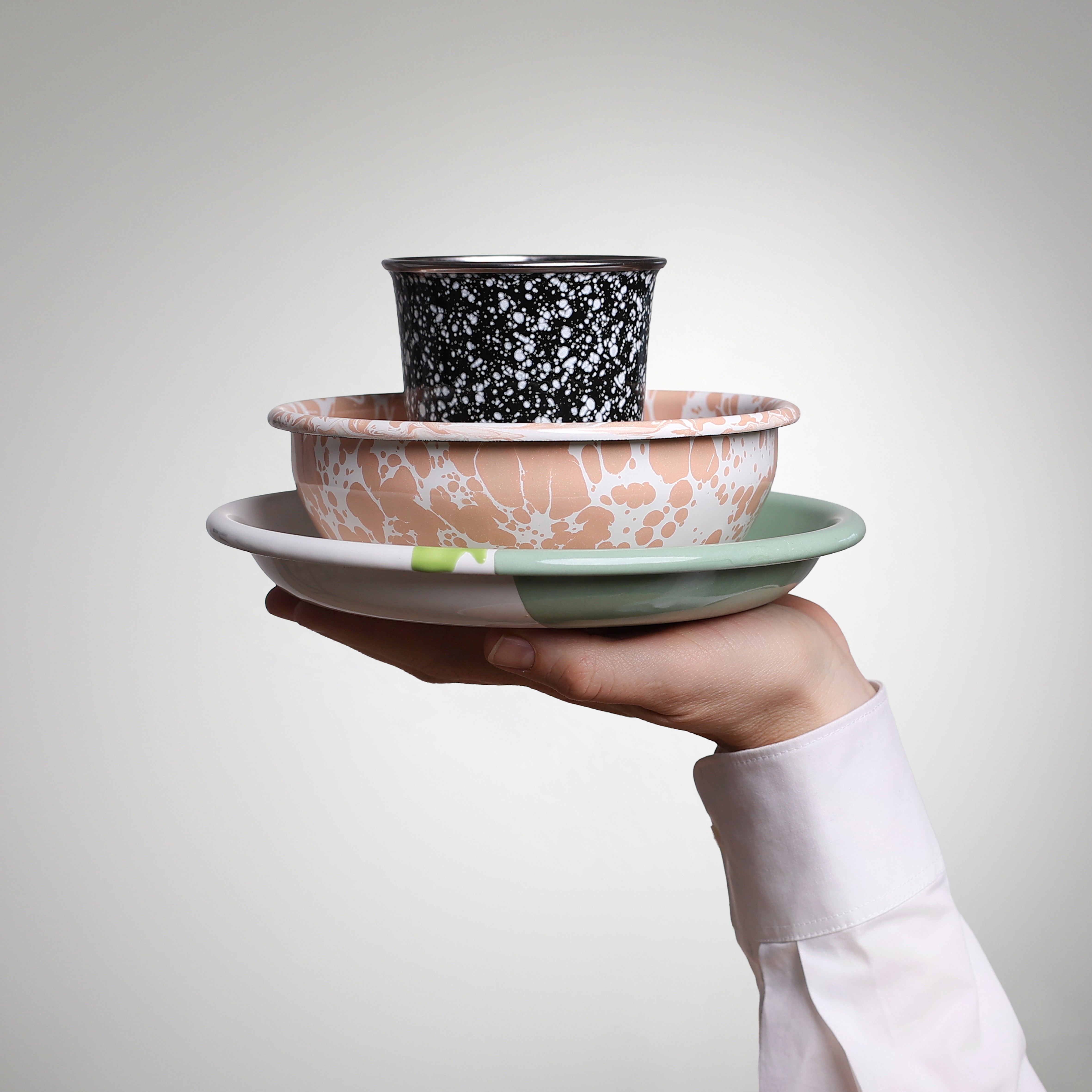 Enamel Trio YIV Zauber – Plate Ø 18 cm, Bowl Ø 16 cm & Mug | Handmade & Sustainable