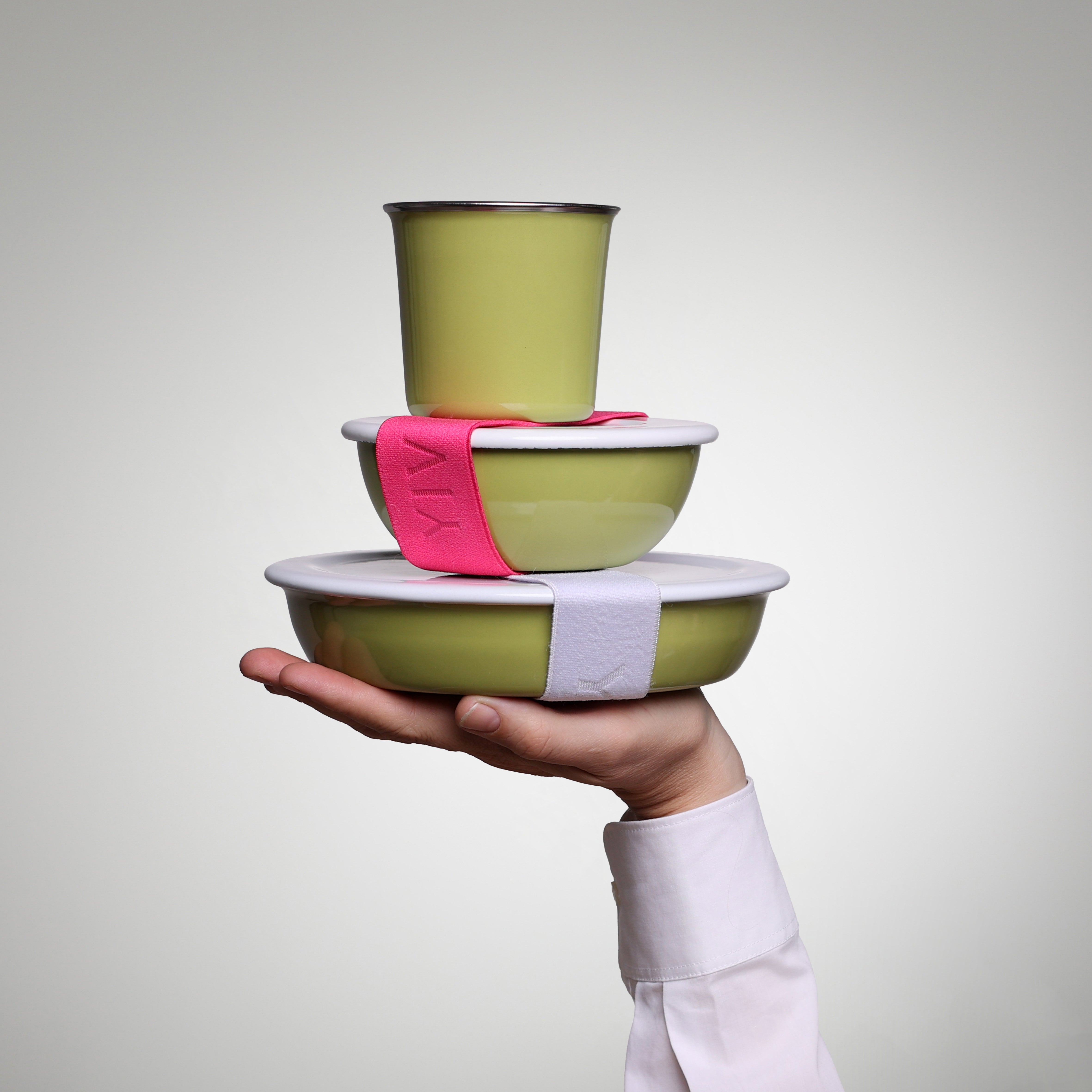 YIV Emaille Set – schadstofffrei & nachhaltig: Becher, Schale, Teller mit Deckel, Dichtung & Band