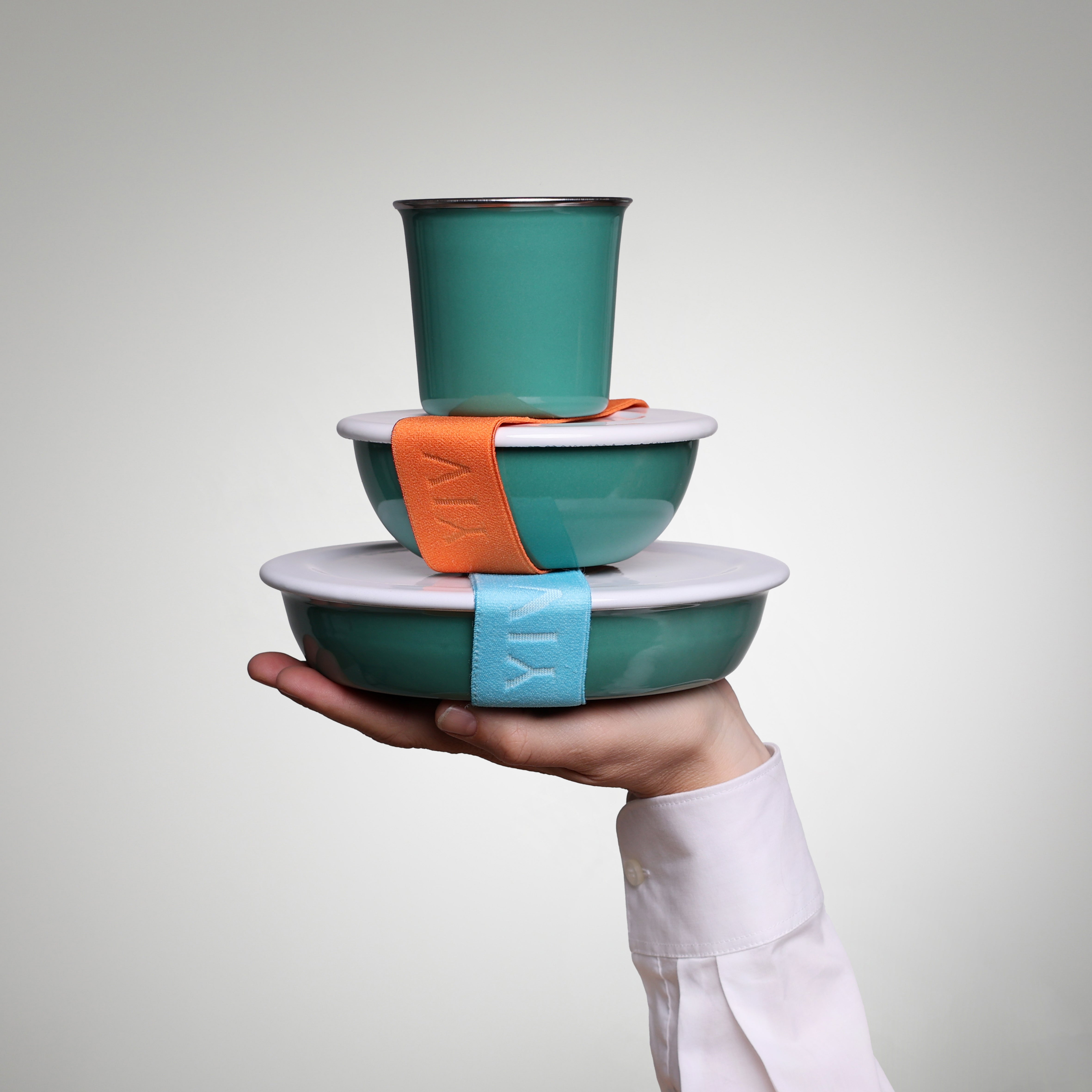 YIV Emaille Set – schadstofffrei & nachhaltig: Becher, Schale, Teller mit Deckel, Dichtung & Band