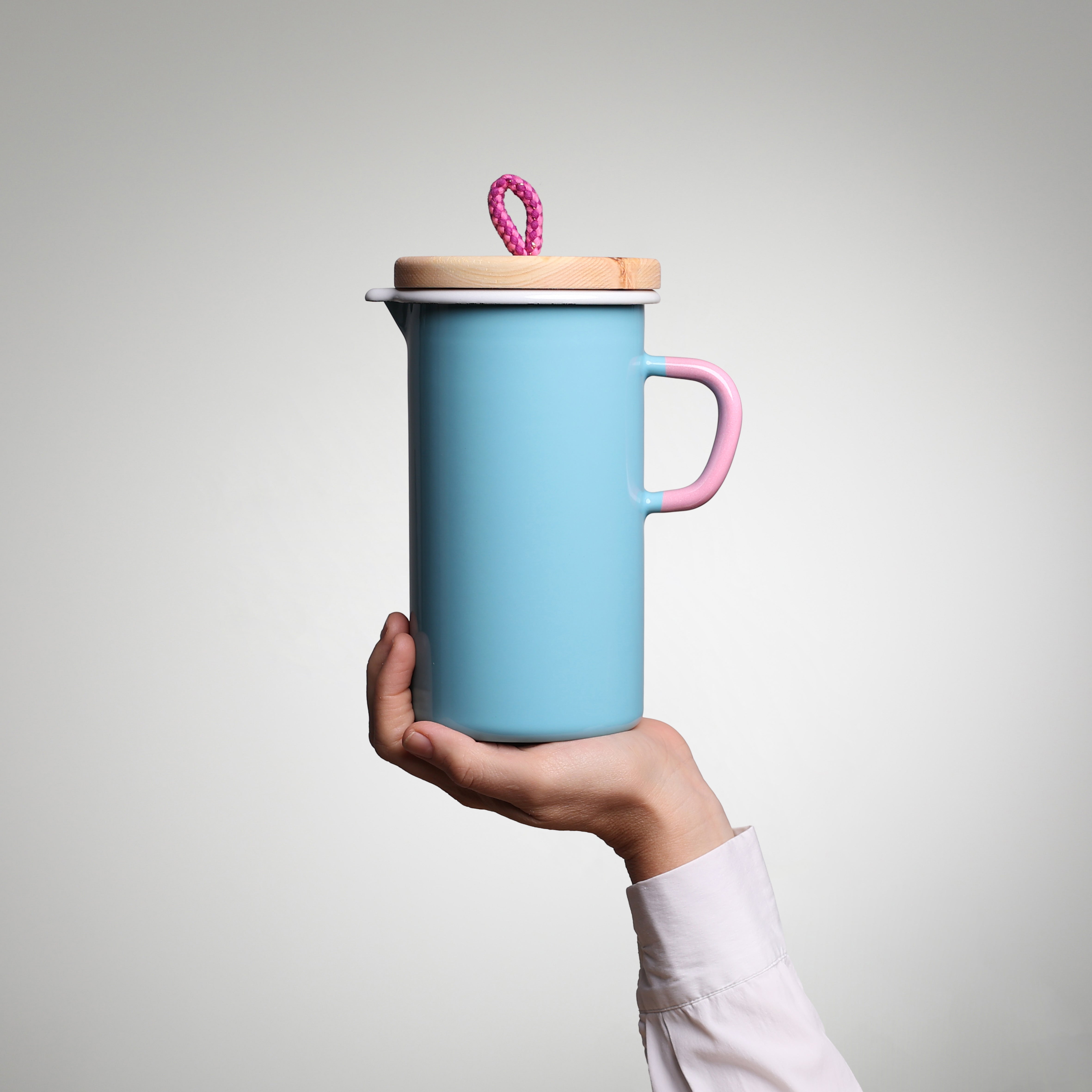 YIV Emaille Krug 1,3 L – handgefertigt, nachhaltig & mit optionalem Henkel-Kork und Arvenholzdeckel