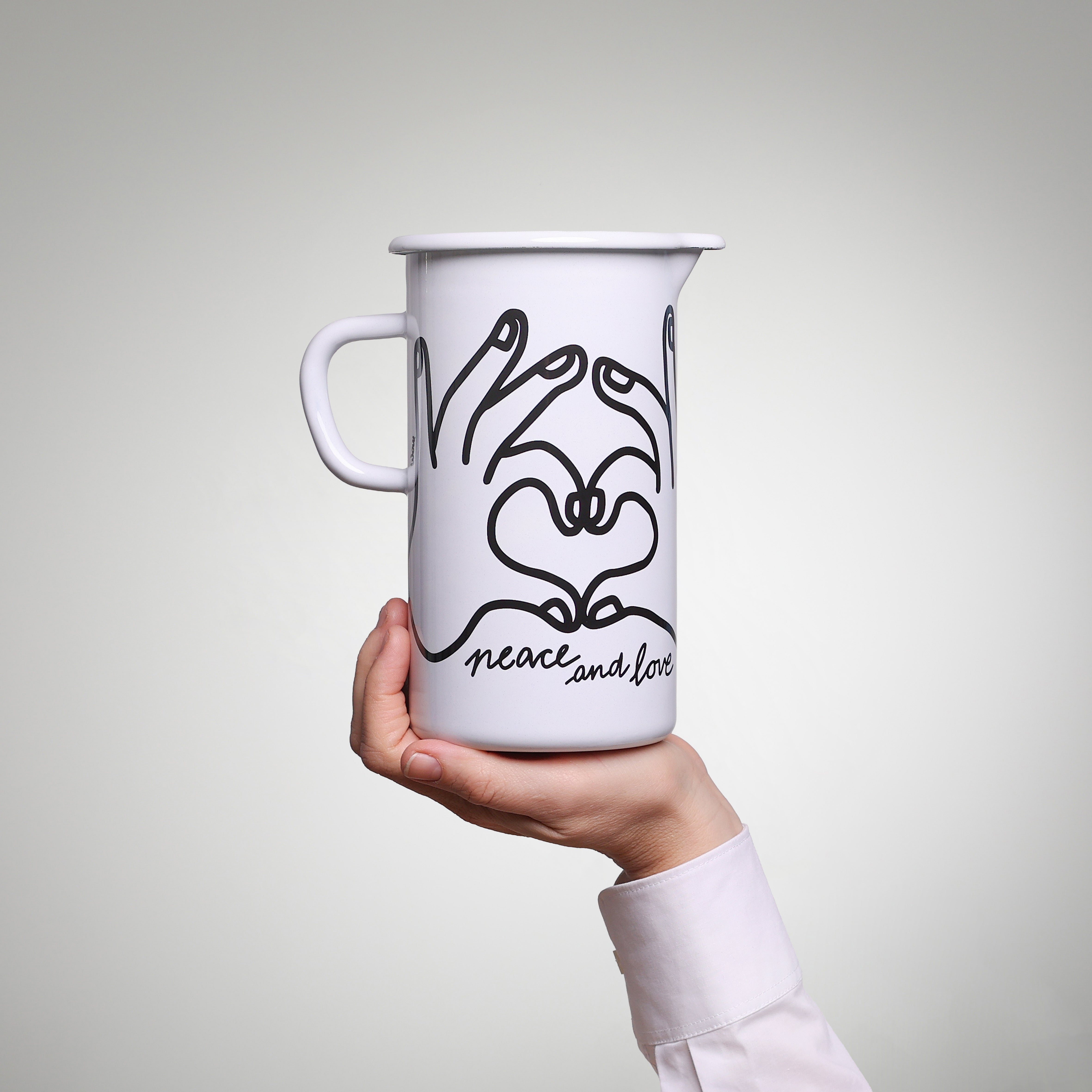Emaille Krug „Love and Peace“ YIV 1,3 Liter – nachhaltiger Emaille-Krug für Alltag & Küche