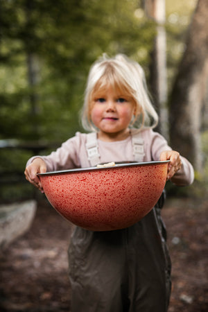 Emaille Schüssel YIV am Tisch – nachhaltig, zeitlos & direkt vom Ofen servieren | YIV.CH