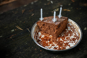 "YIV Emaille Teller rosa – Schokoladenkuchen Rezept"