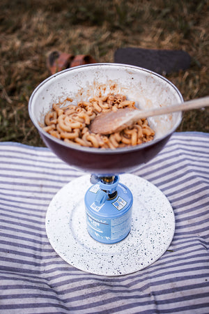 Emaille Schüssel YIV am Tisch – nachhaltig, zeitlos & direkt vom Ofen servieren | YIV.CH