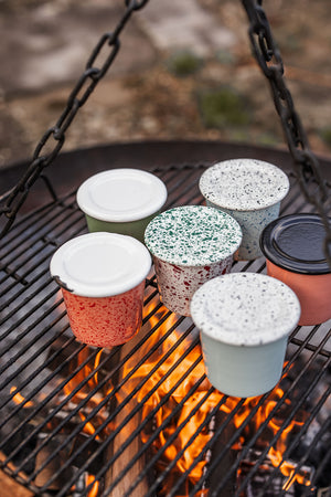 YIV Emaille Becher direkt auf dem Grill – grillgeeignet, backofenfest & camping-tauglich | YIV.CH