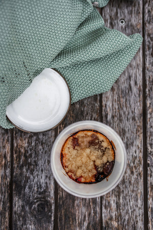 YIV Emaille Becher direkt auf dem Grill – grillgeeignet, backofenfest & camping-tauglich | YIV.CH