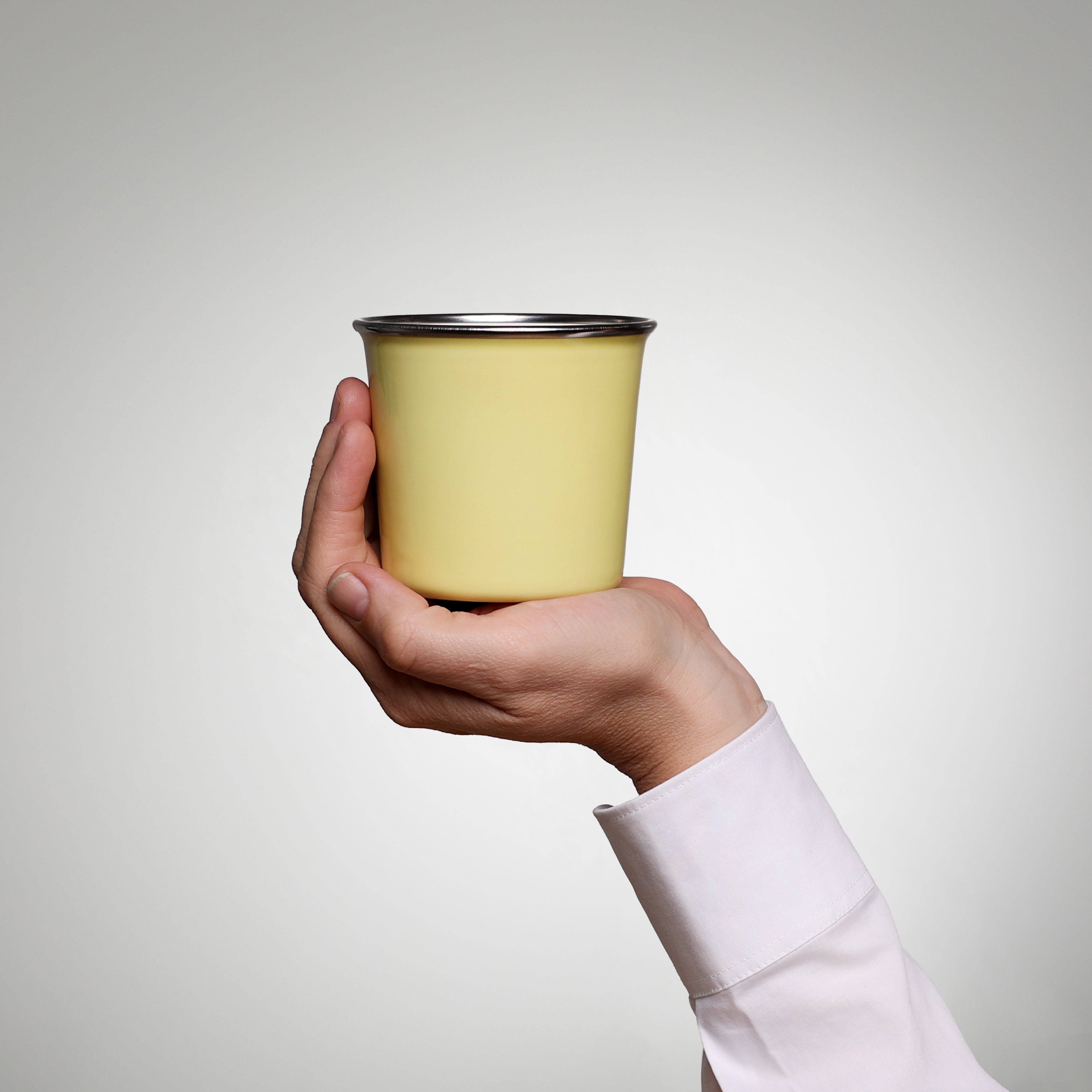 Emaille Becher YIV – stapelbar, nachhaltig & mit optionalem Deckel und Kork