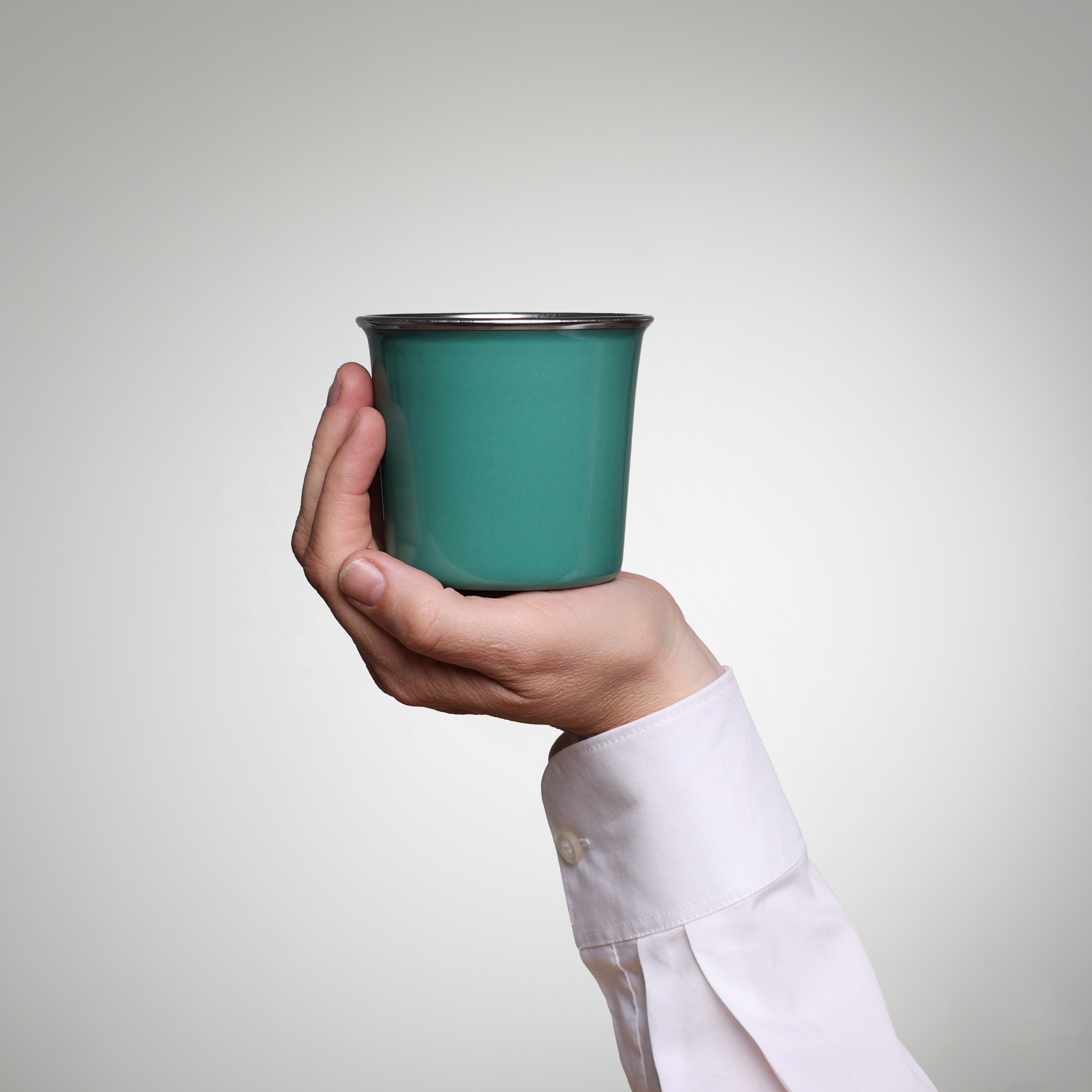 YIV Emaille Becher – stapelbar, nachhaltig & mit optionalem Deckel und Kork