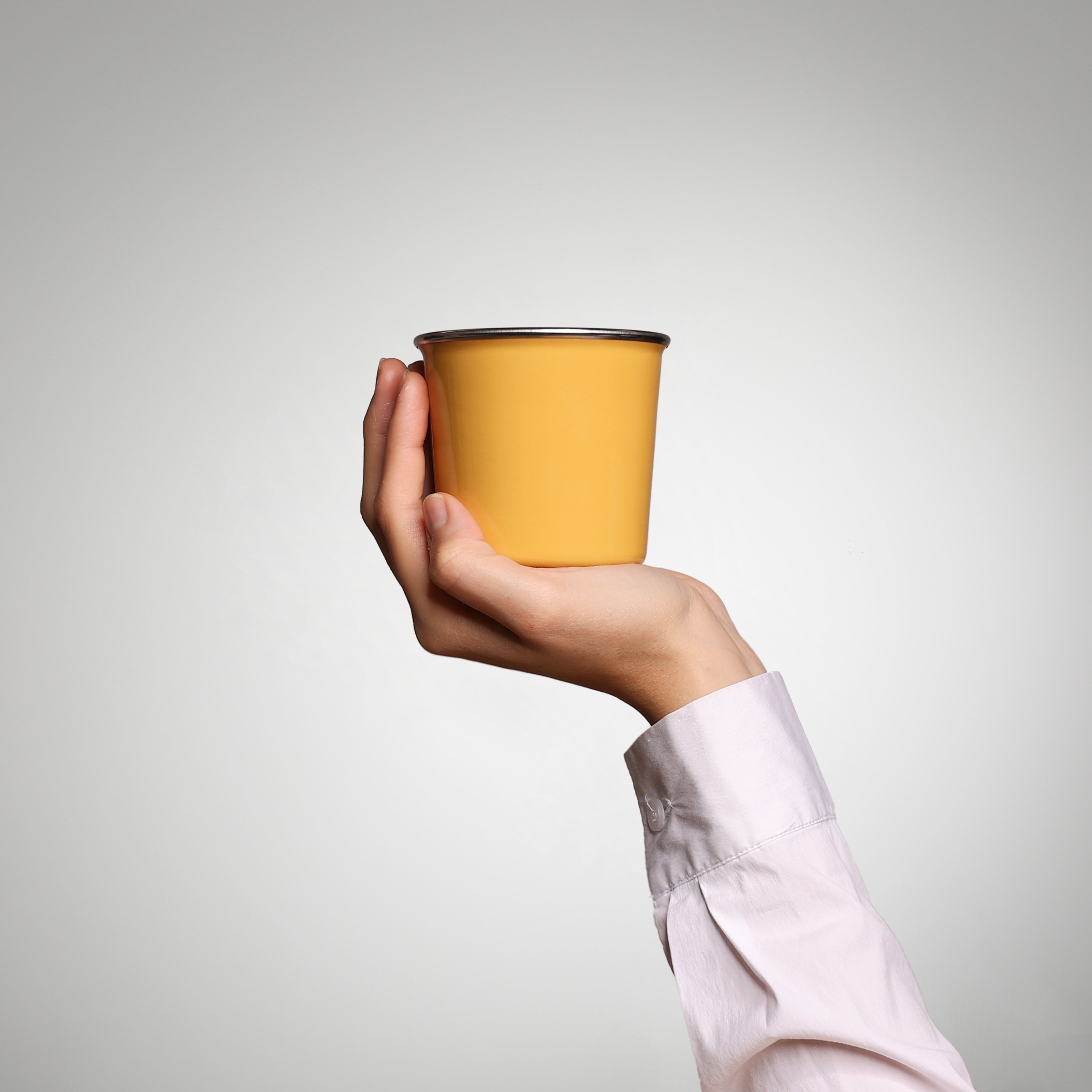 Emaille Becher YIV – multifunktional, stapelbar & grillgeeignet | Riess Österreich "Pre Order" geliefert Ende April, Anfang Mai