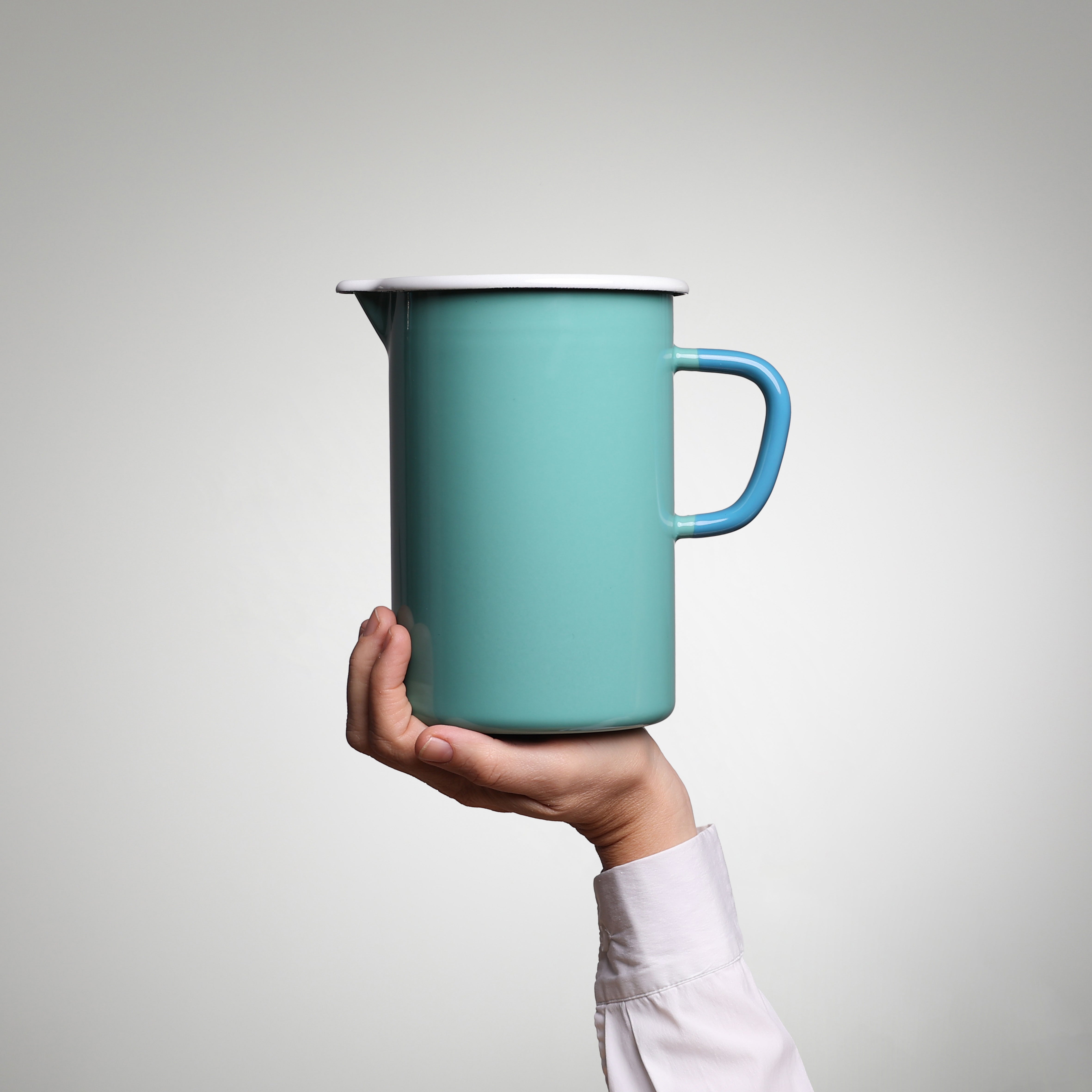 YIV Emaille Krug 2 Liter – hoch & schmal | Nachhaltig, handgefertigt & vielseitig, Bergsee