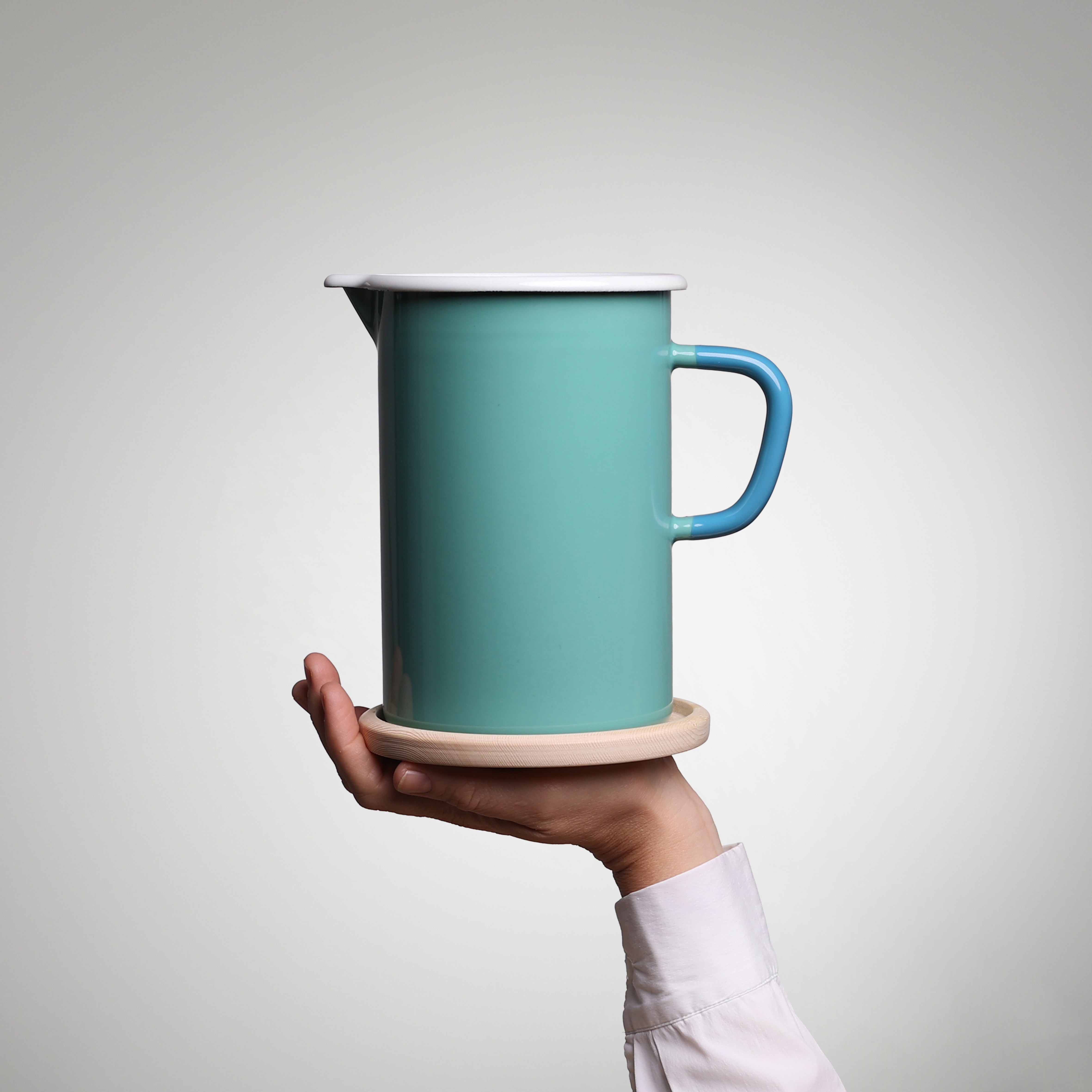 YIV Emaille Krug 2 Liter – hoch & schmal | Nachhaltig, handgefertigt & vielseitig, Bergsee