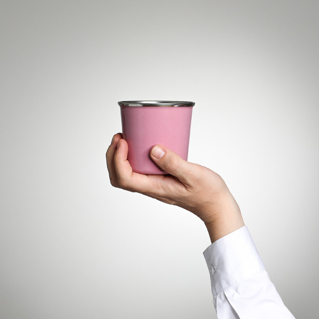 Emaille Becher YIV – stapelbar, nachhaltig & mit optionalem Deckel und Kork