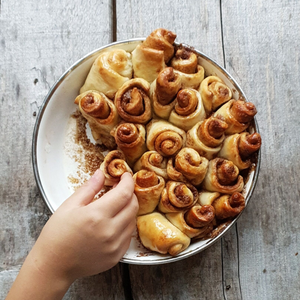 Emaille Teller YIV für Camping & Outdoor – lmultifunktional, stapelbar, grillgeeignet | YIV.CH