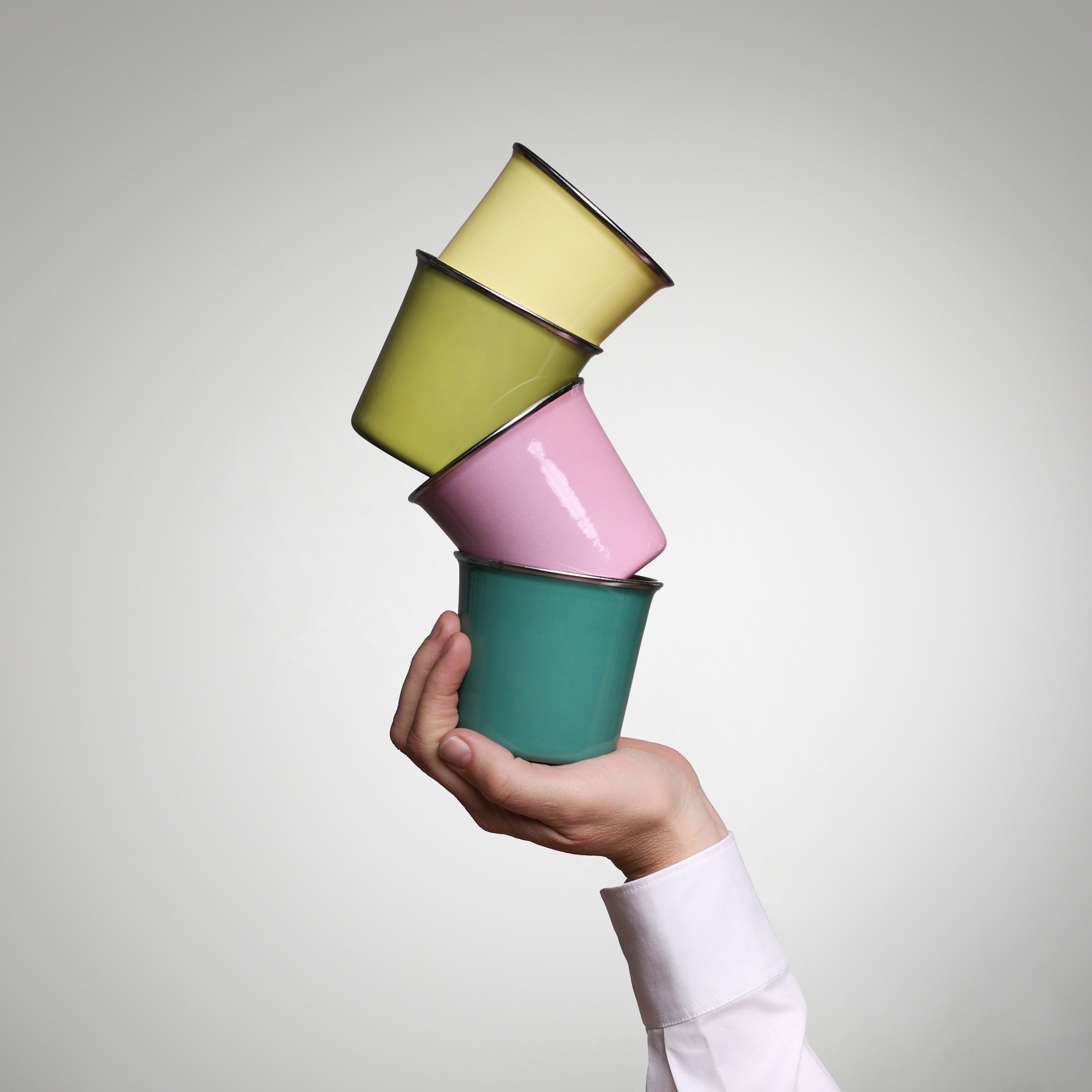 YIV Emaille Becher – stapelbar, nachhaltig & mit optionalem Deckel und Kork