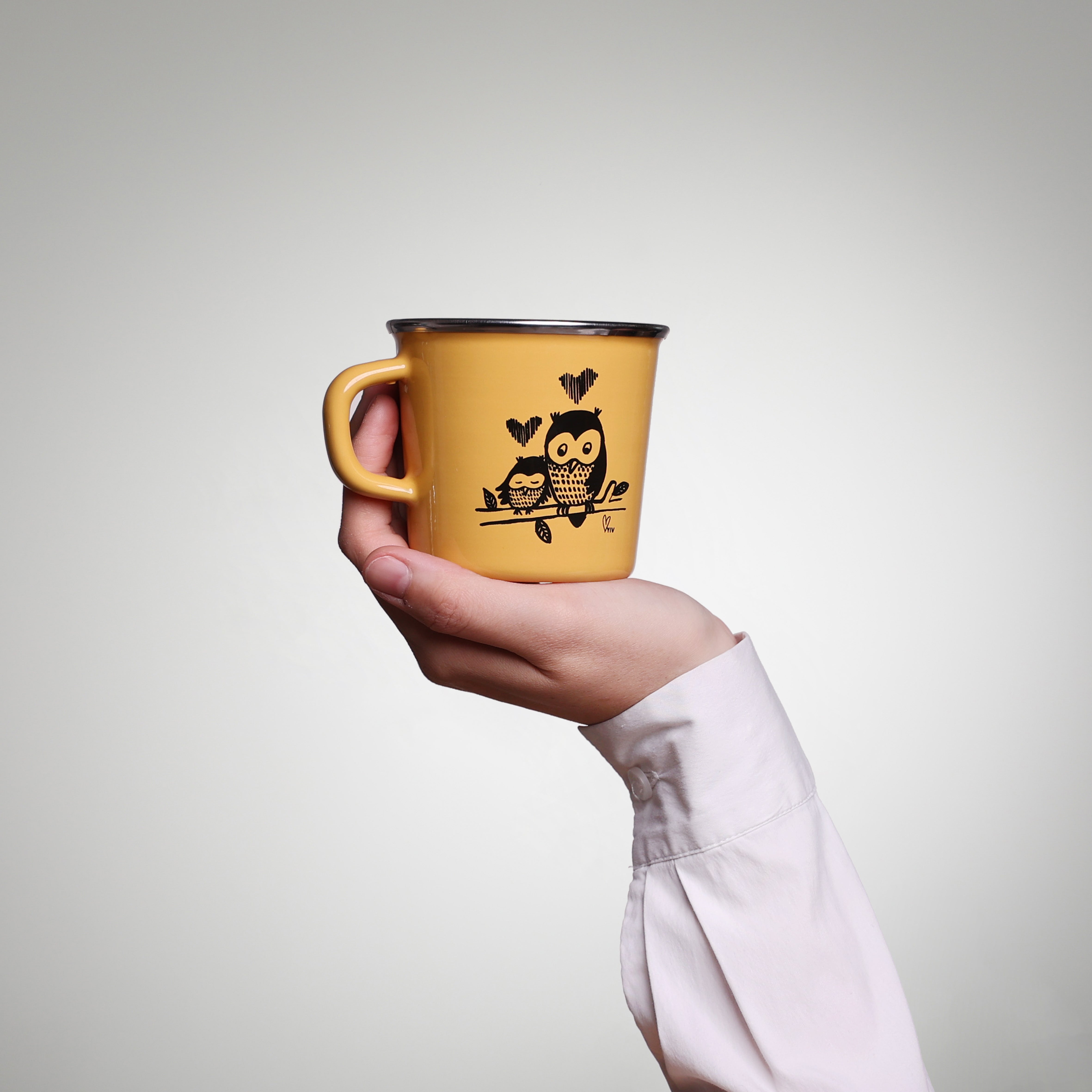 YIV Emaille Henkeltasse – nachhaltig, vielseitig & mit Sujet, sofort lieferbar