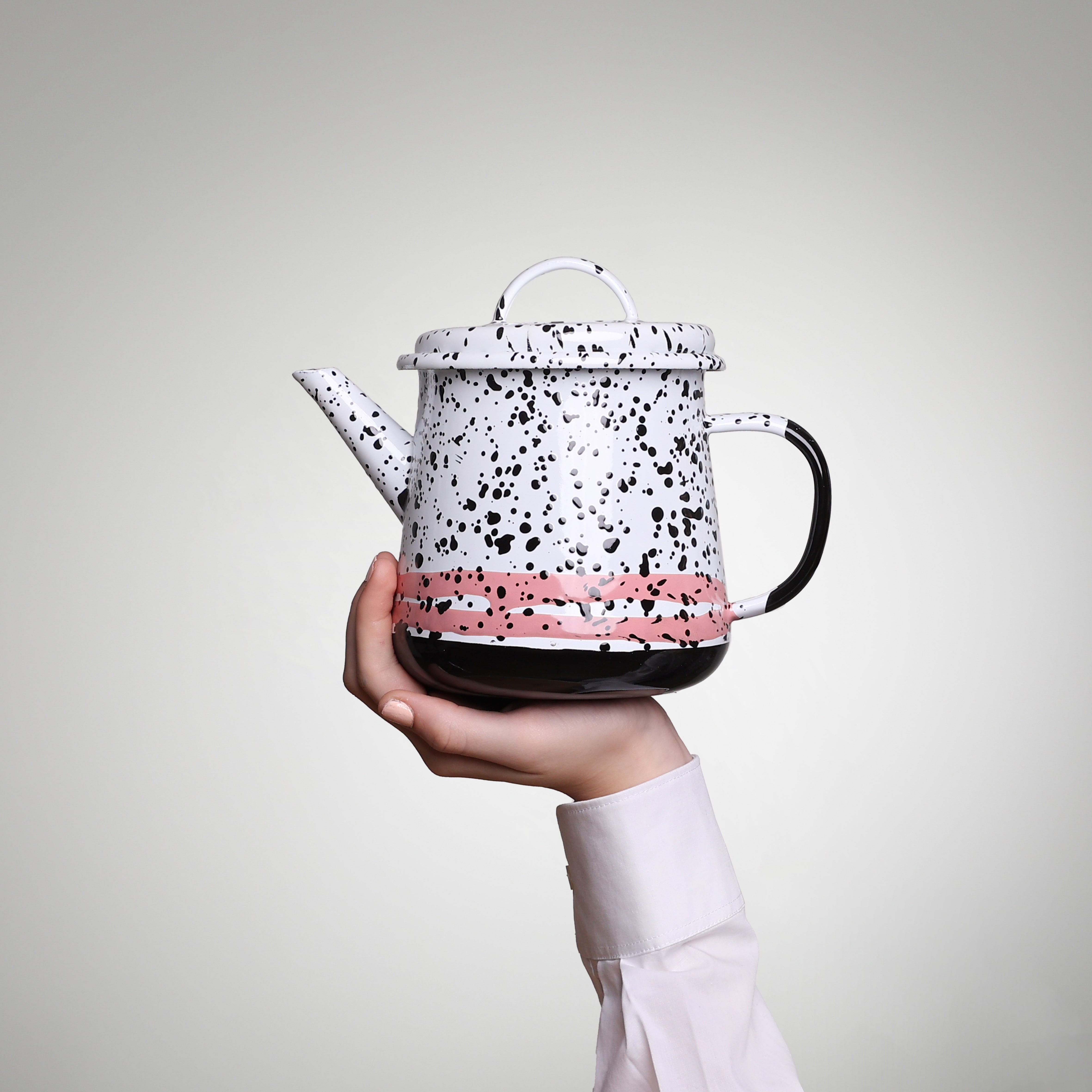 YIV Zauber Teekrug 1 Liter – Nachhaltiger Emaille Krug, handgefertigt & langlebig