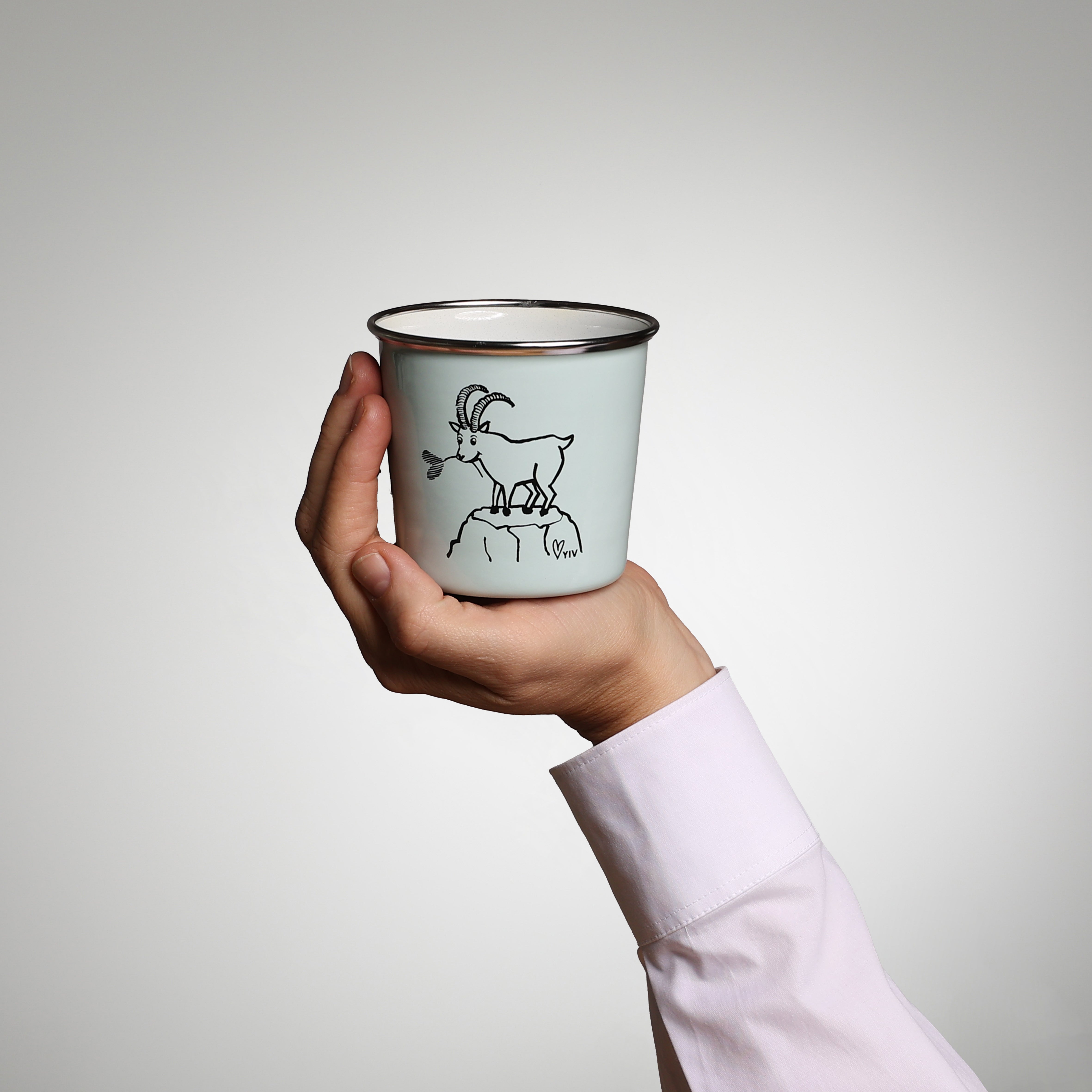 YIV Emaille Henkeltasse – nachhaltig, vielseitig & mit Sujet "Pre Order", werden im November geliefert