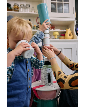 "Emaille Kinder Geschirr YIV – Kind trinkt Wasser aus Becher