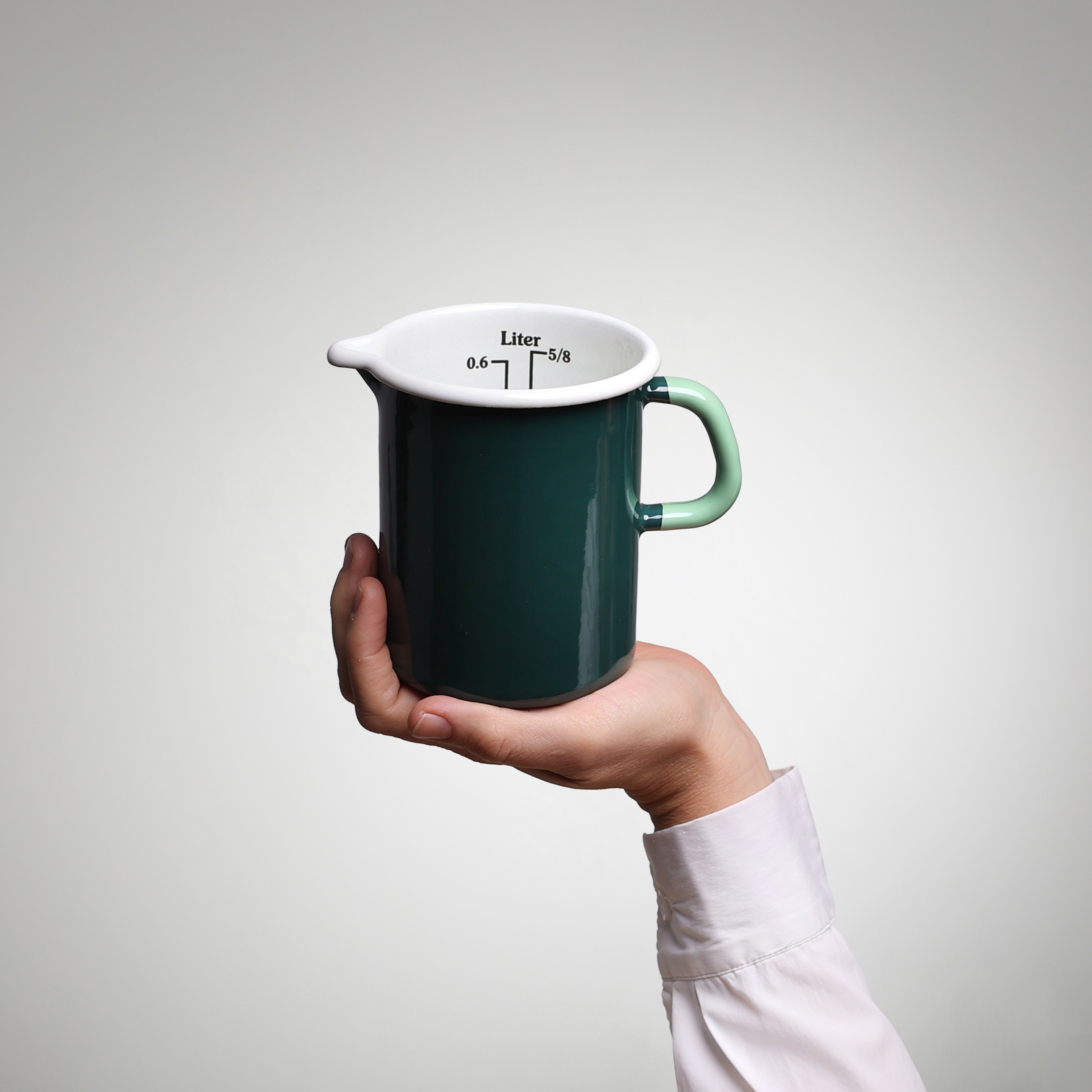 YIV Emaille Classic Mass-Krug 5/8 Liter – nachhaltig, vielseitig & handgefertigt, Waldgrün