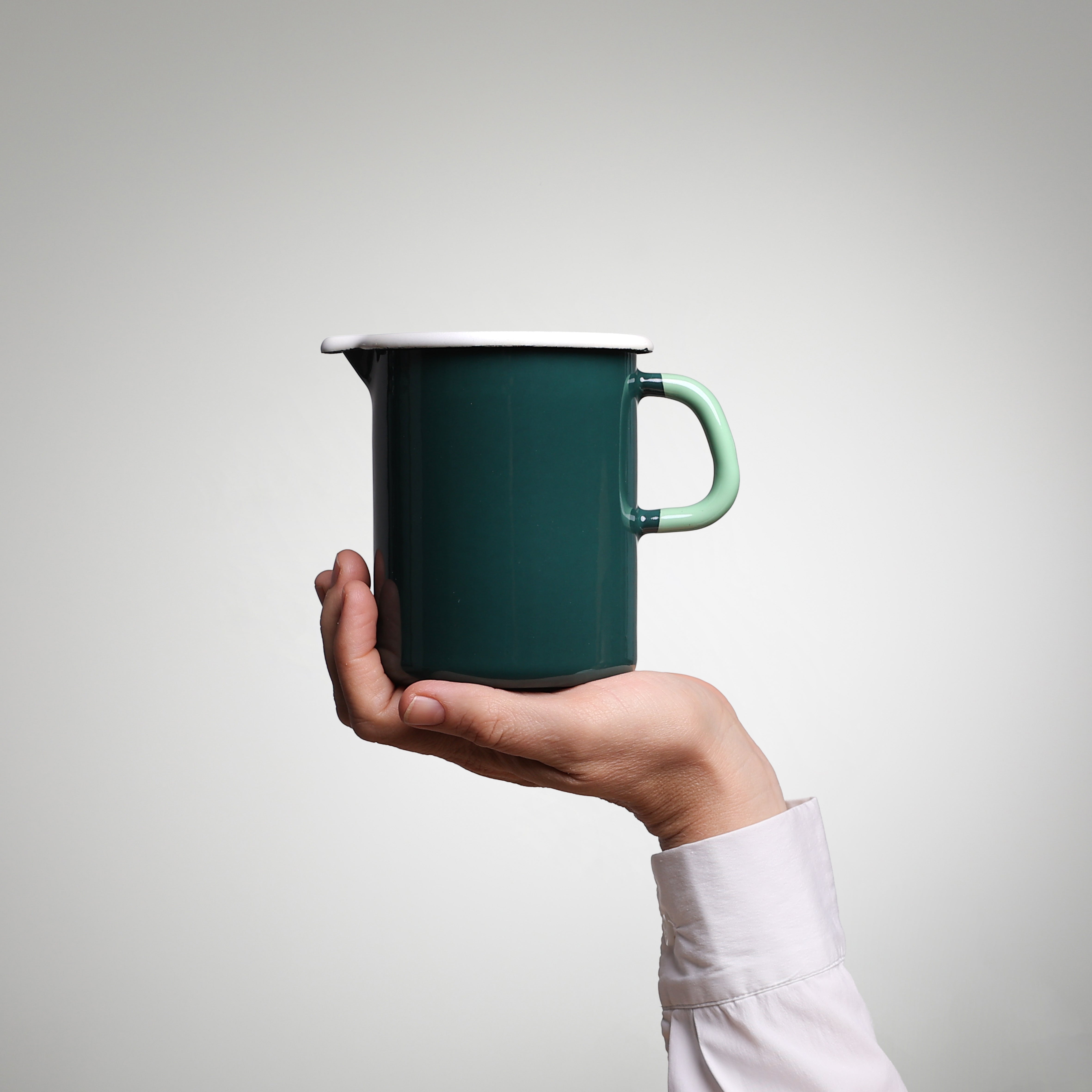 YIV Emaille Classic Mass-Krug 5/8 Liter – nachhaltig, vielseitig & handgefertigt, Waldgrün