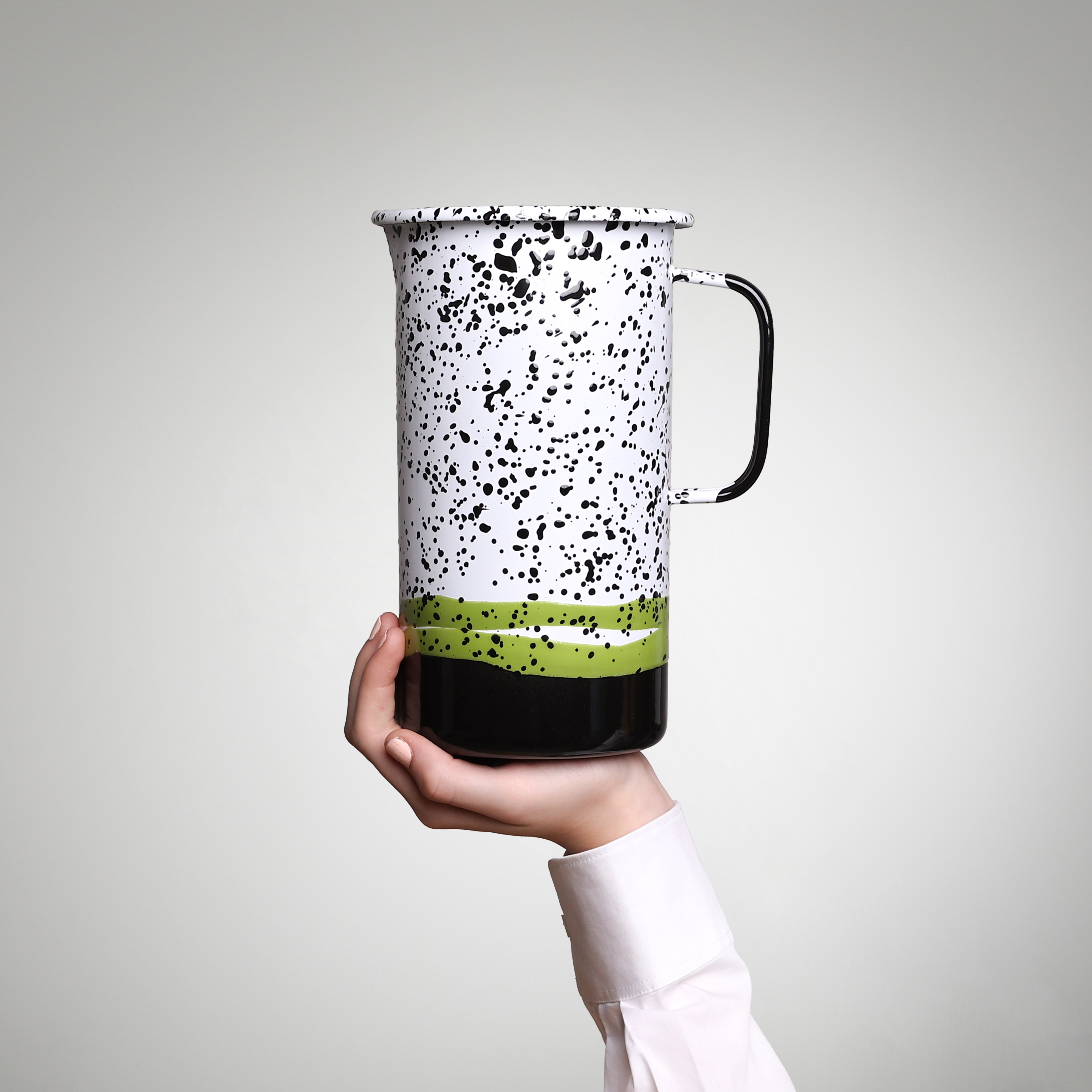 YIV Zauber-Krug 1,6 l aus Emaille – handgefertigt, nachhaltig & optional mit Arvenholzdeckel