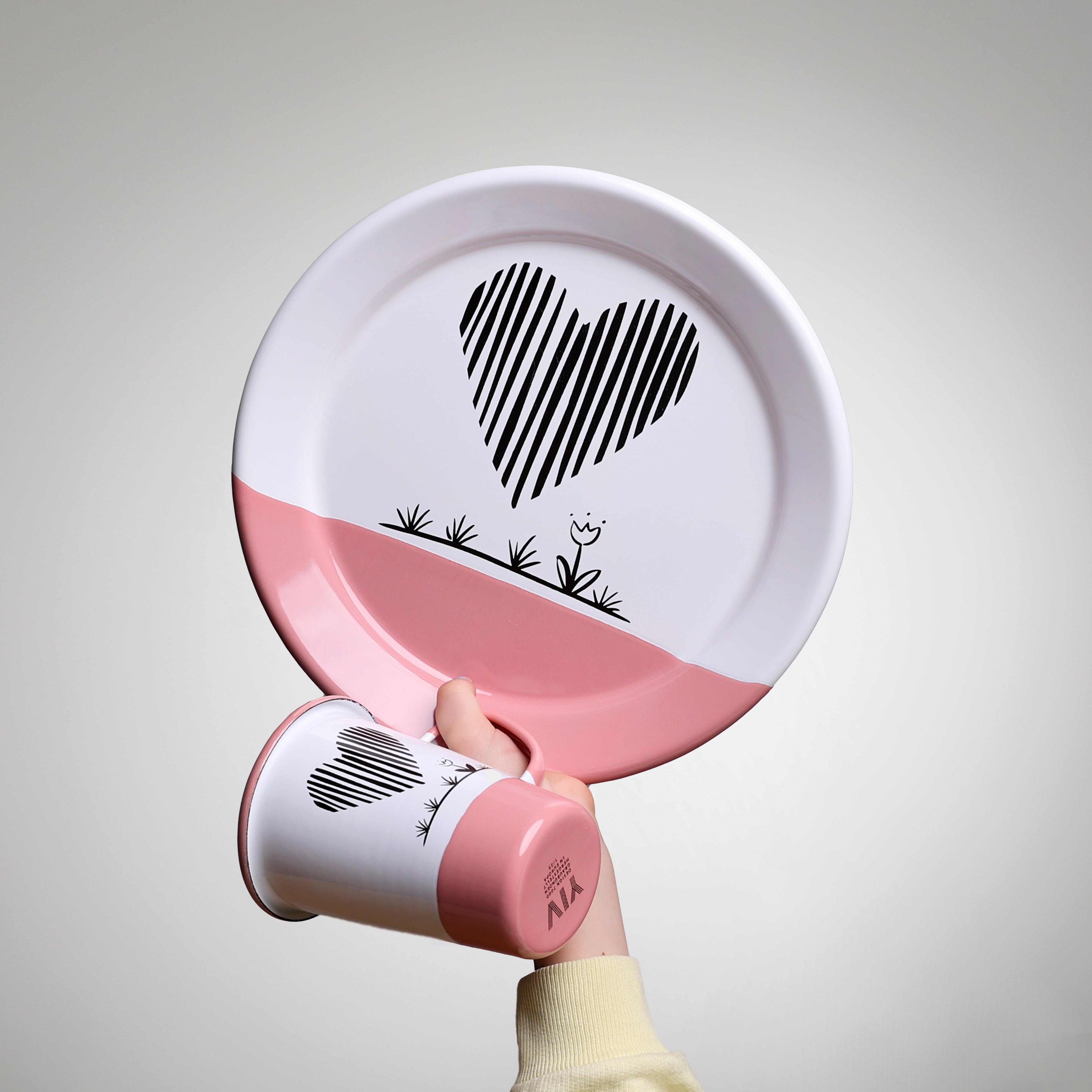 Emaille Kinder Sujet YIV – Sujet Duo Teller Ø 25 cm & Henkel Tasse 450 ml | Emaille nachhaltig & handgefertigt