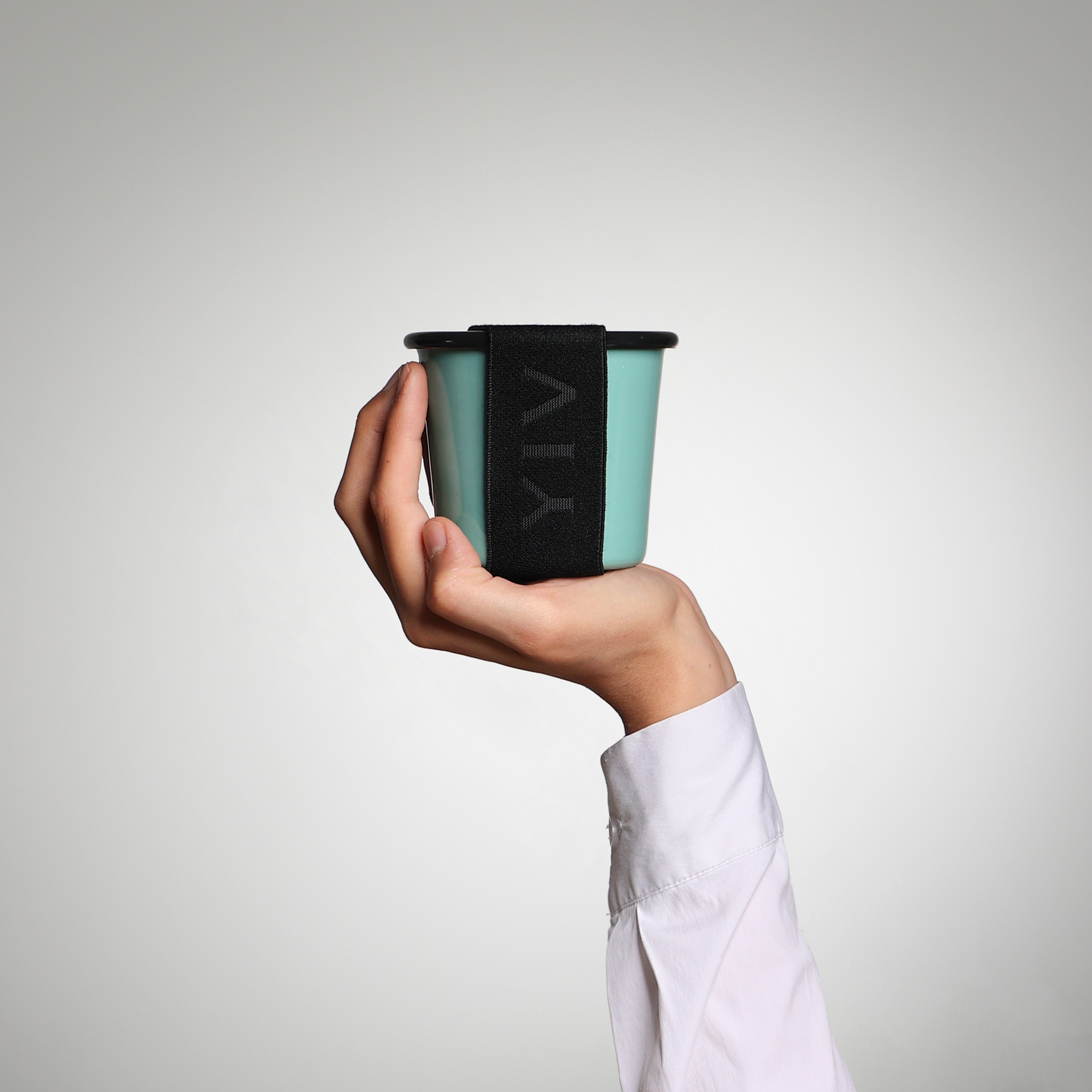 Mug émaillé YIV avec couvercle et anse – pour bouillie, collation et déplacements | Riess
