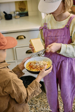 Emaille Kinderteller YIV – BPA-frei, handgefertigt von Riess Österreich, nachhaltig & kindgerecht