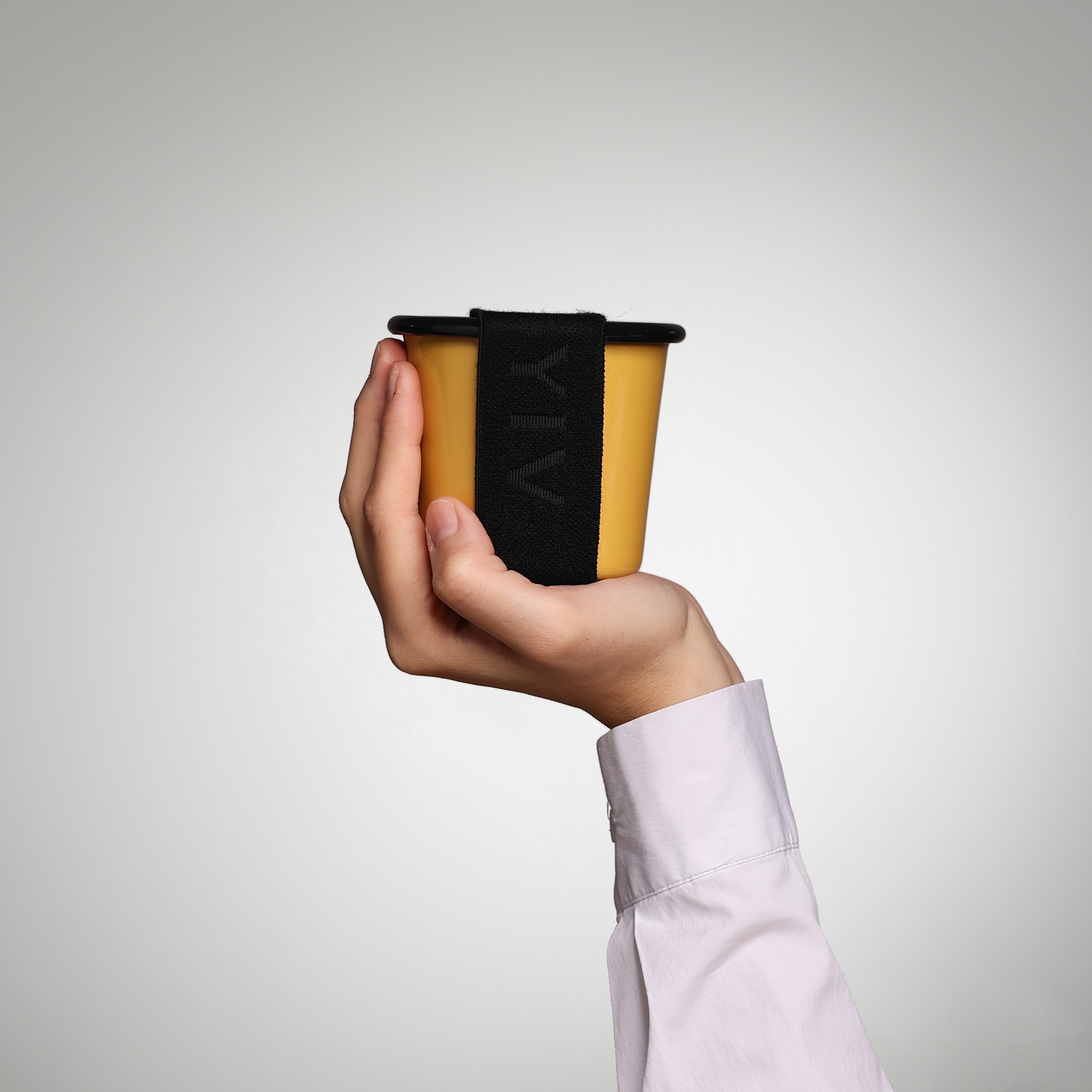 Mug émaillé YIV avec couvercle et anse – pour bouillie, collation et déplacements | Riess