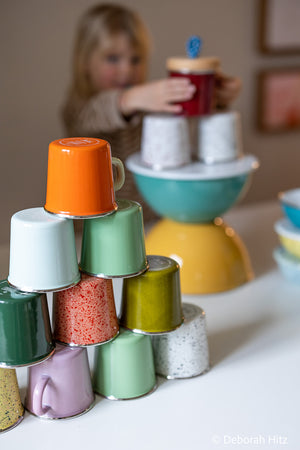 YIV Emaille Becher direkt auf dem Grill – grillgeeignet, backofenfest & camping-tauglich | YIV.CH