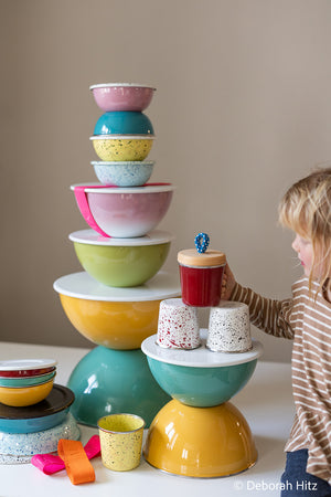 Emaille Schüssel YIV am Tisch – nachhaltig, zeitlos & direkt vom Ofen servieren | YIV.CH