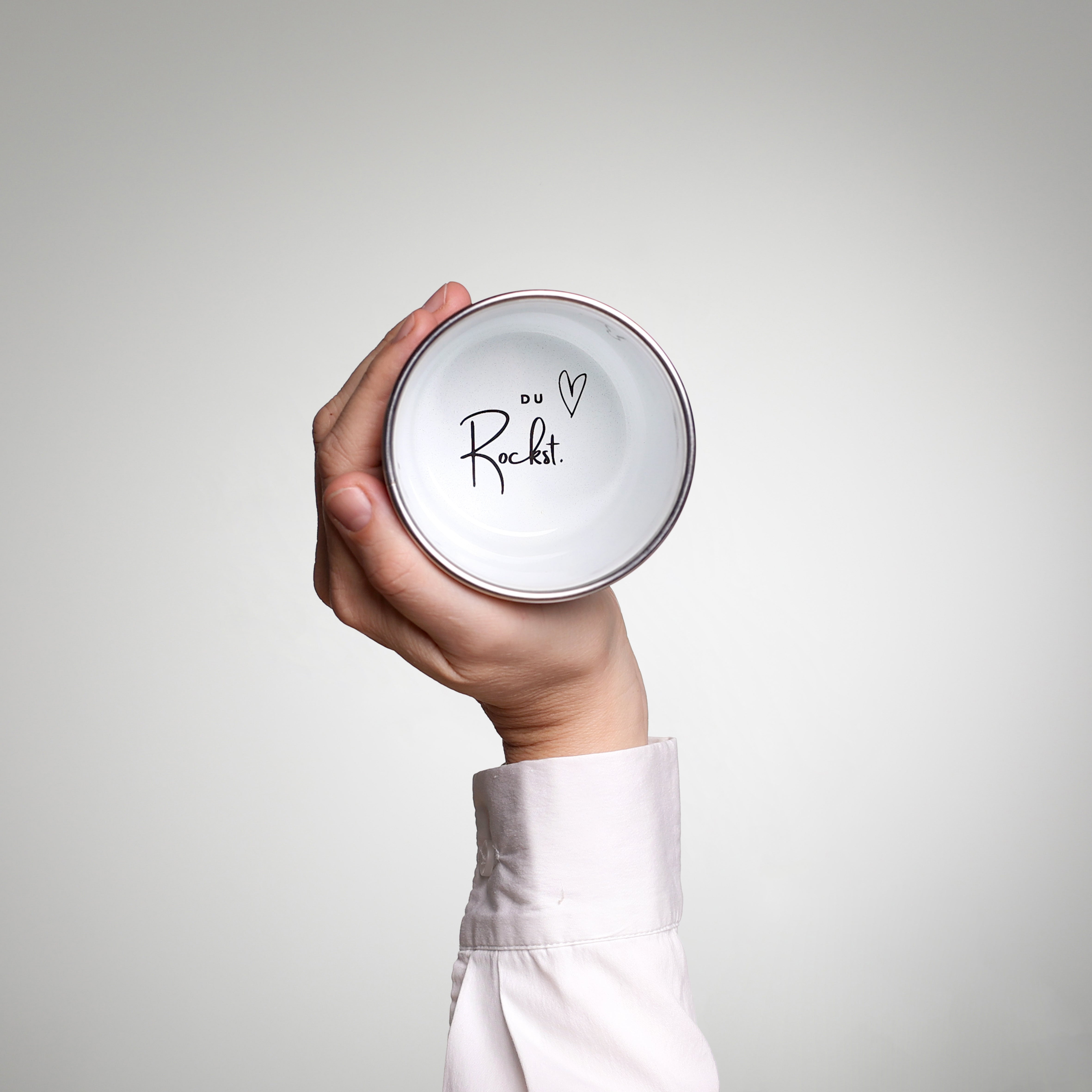 Emaille Becher YIV mit Bodeninnschrift – nachhaltig, vielseitig & ideales Geschenk