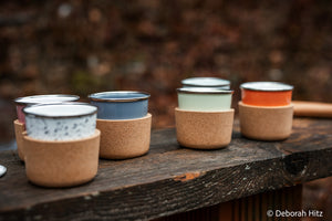 YIV Emaille Becher mit Kork – hält warm, schützt vor Verbrennen & einzigartig bei YIV | YIV.CH Schweiz