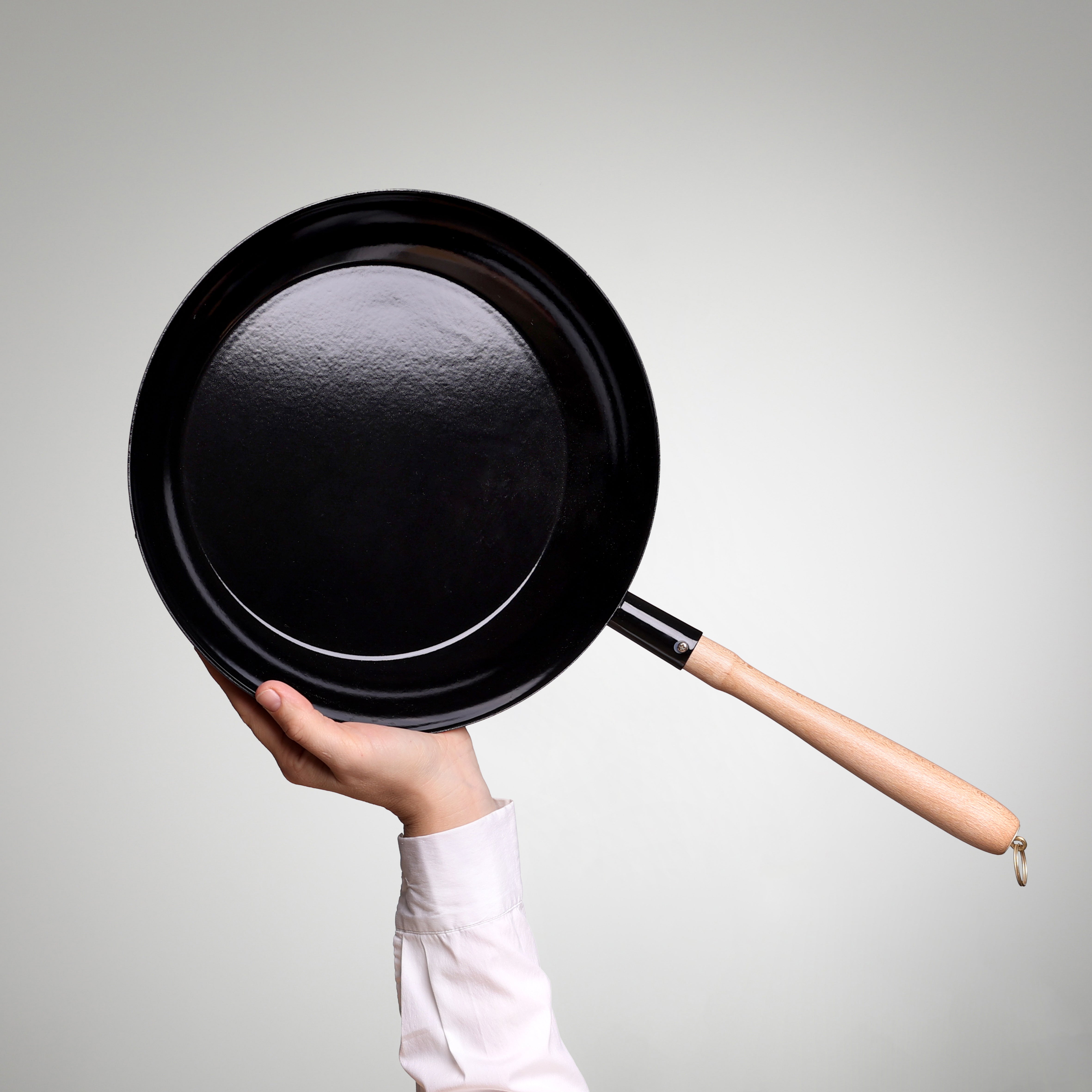 Emaille Pfanne Ø 30 cm – Emaille-Servierpfanne mit Holzgriff (RIESS)