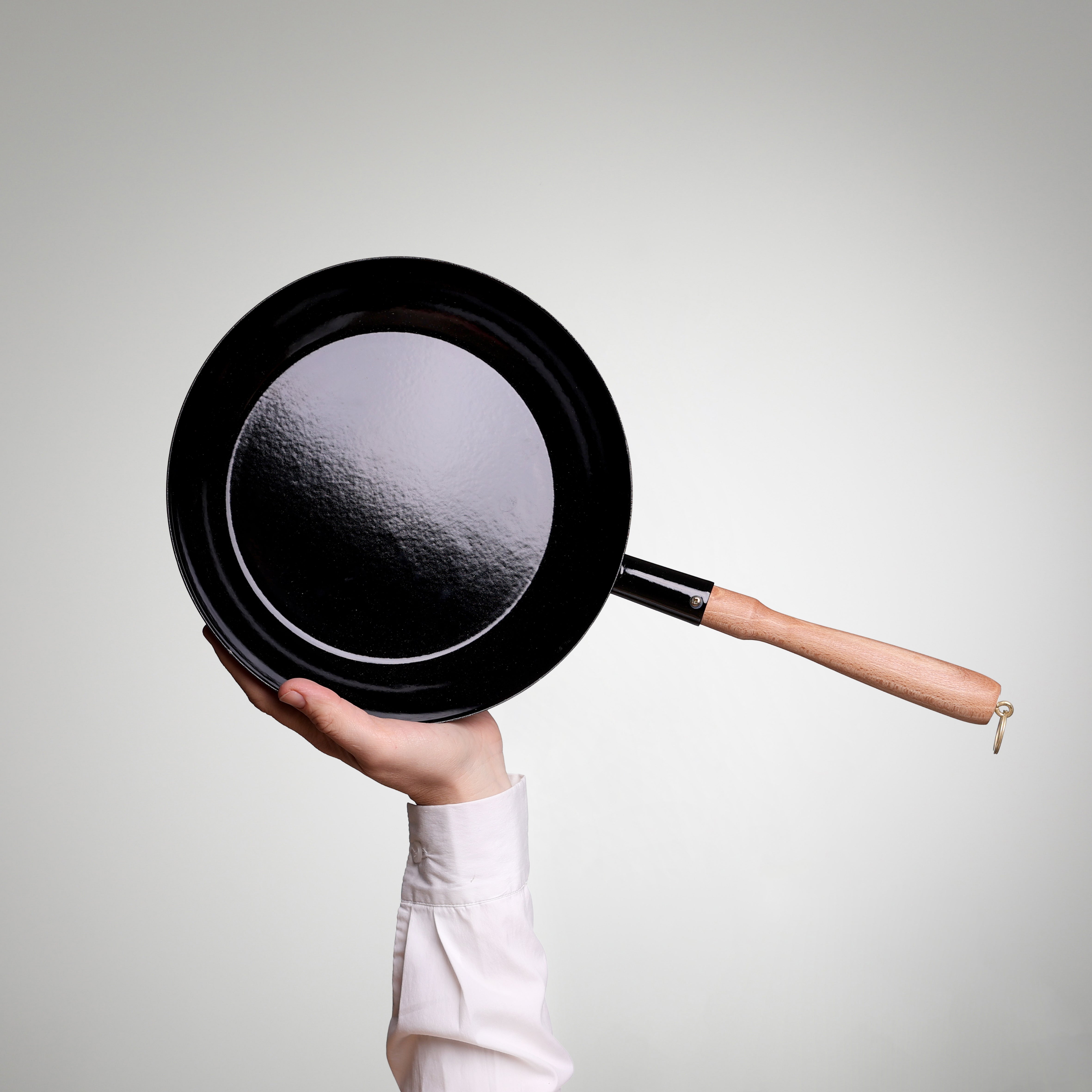 Emaille Pfanne Ø 26 cm – Emaille-Servierpfanne mit Holzgriff