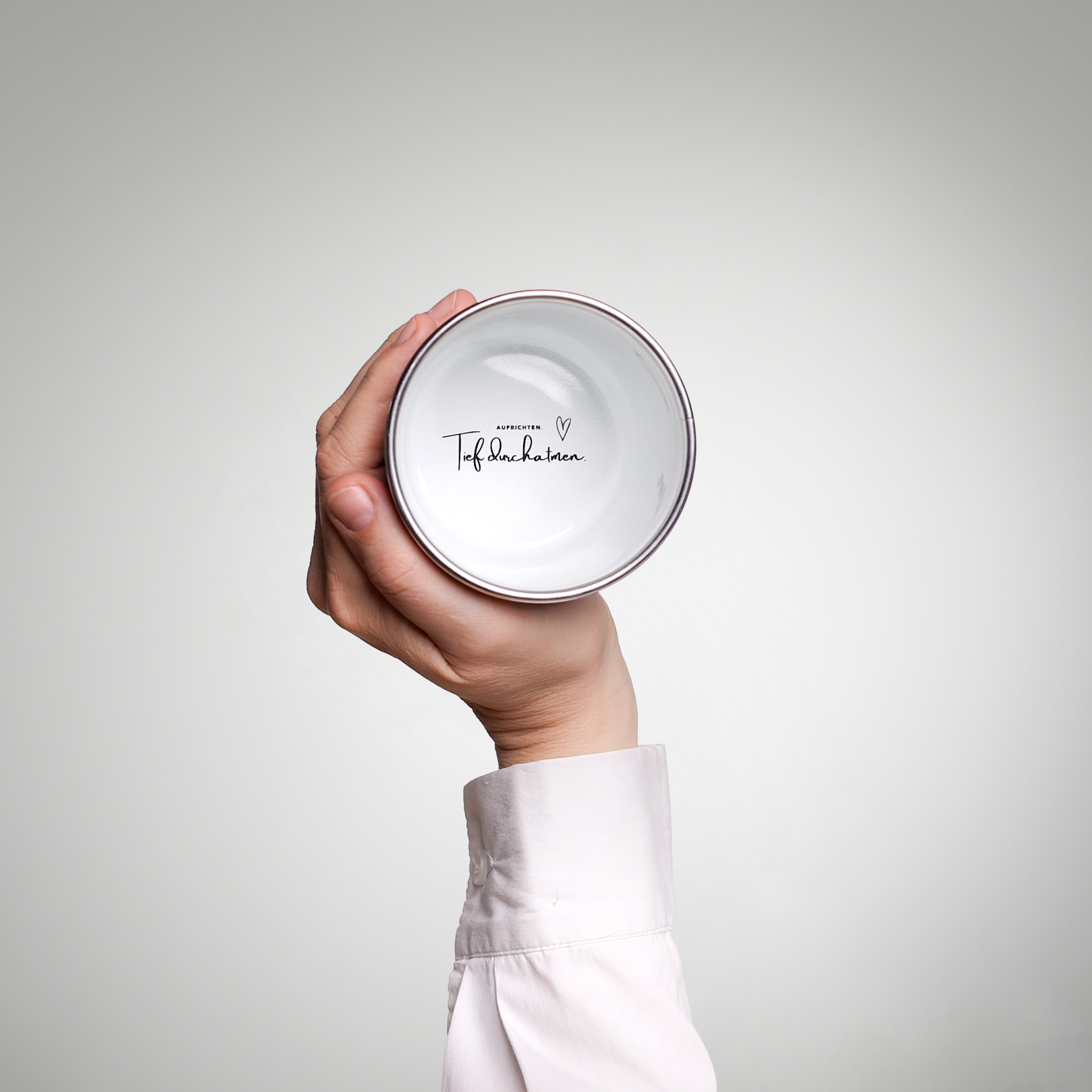 Emaille Becher YIV mit Bodeninnschrift – nachhaltig, vielseitig & ideales Geschenk