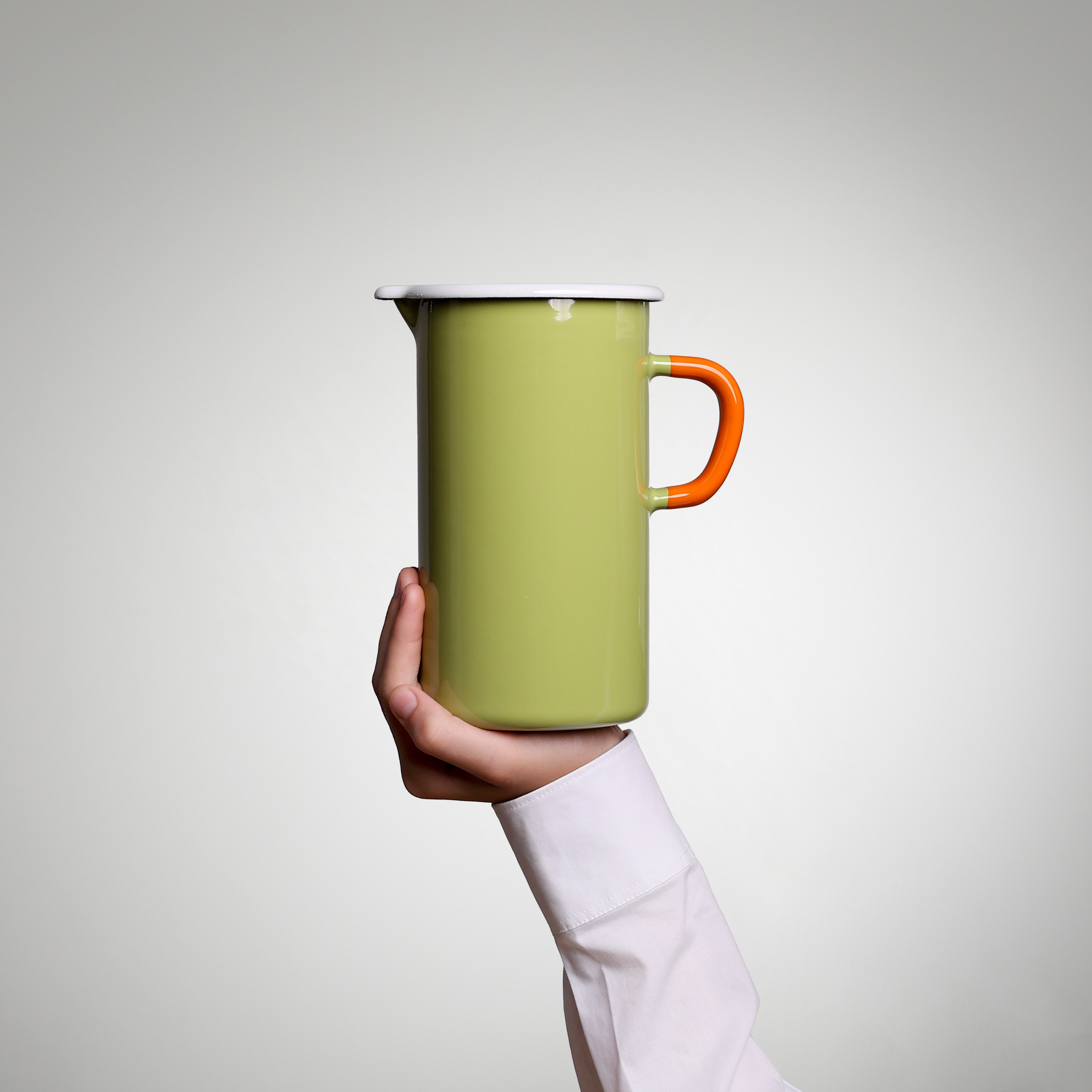 Emaille Krug YIV 1,3 L – handgefertigt, nachhaltig & mit optionalem Henkel-Kork und Arvenholzdeckel