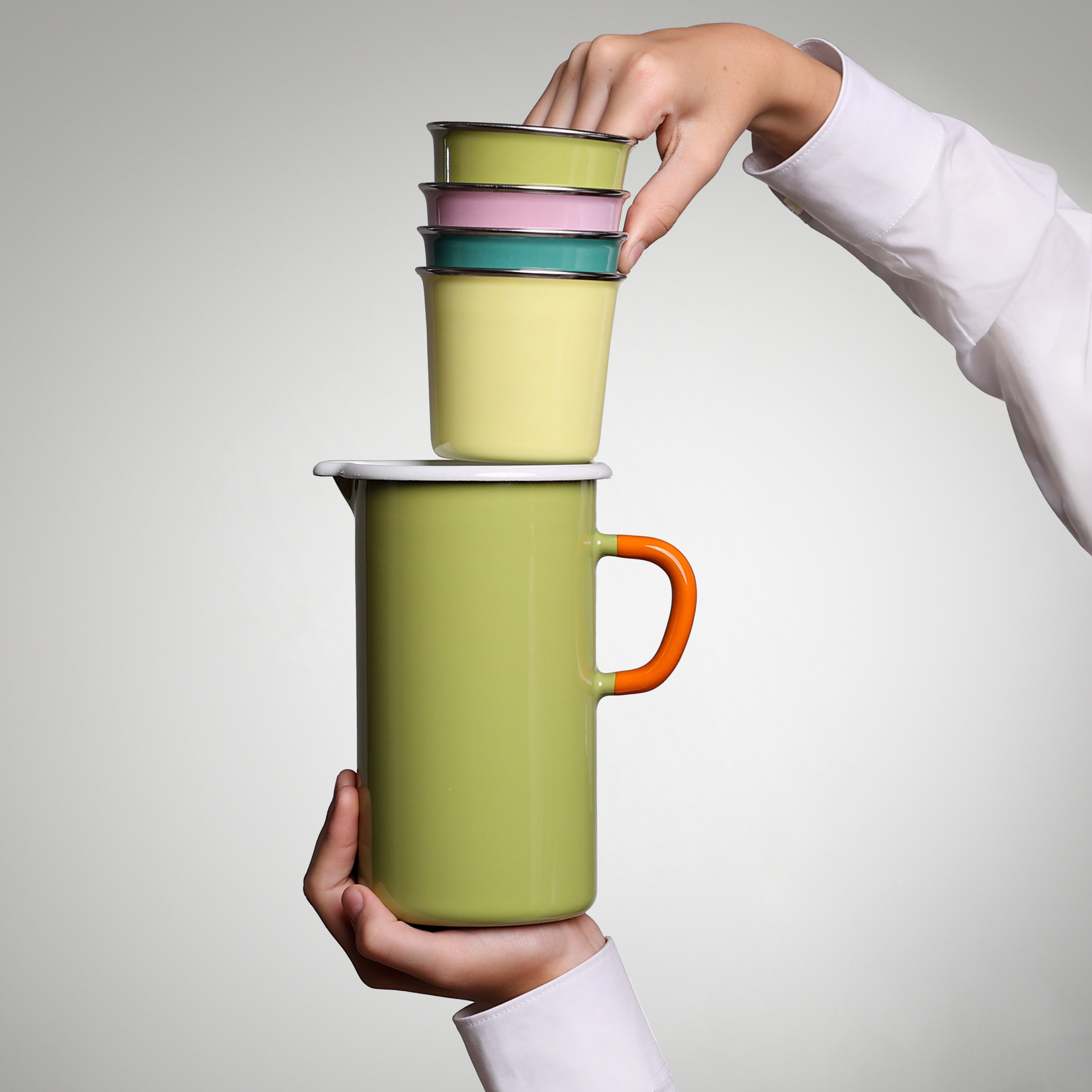 YIV Emaille Krug 1,3 L – handgefertigt, nachhaltig & mit optionalem Henkel-Kork und Arvenholzdeckel