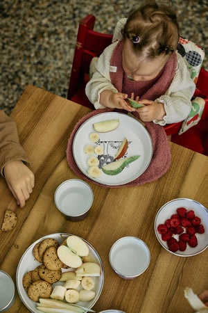 Emaille Kinderteller YIV × Nina Binkert – BPA-frei, handgefertigt von Riess Österreich, nachhaltig & kindgerecht