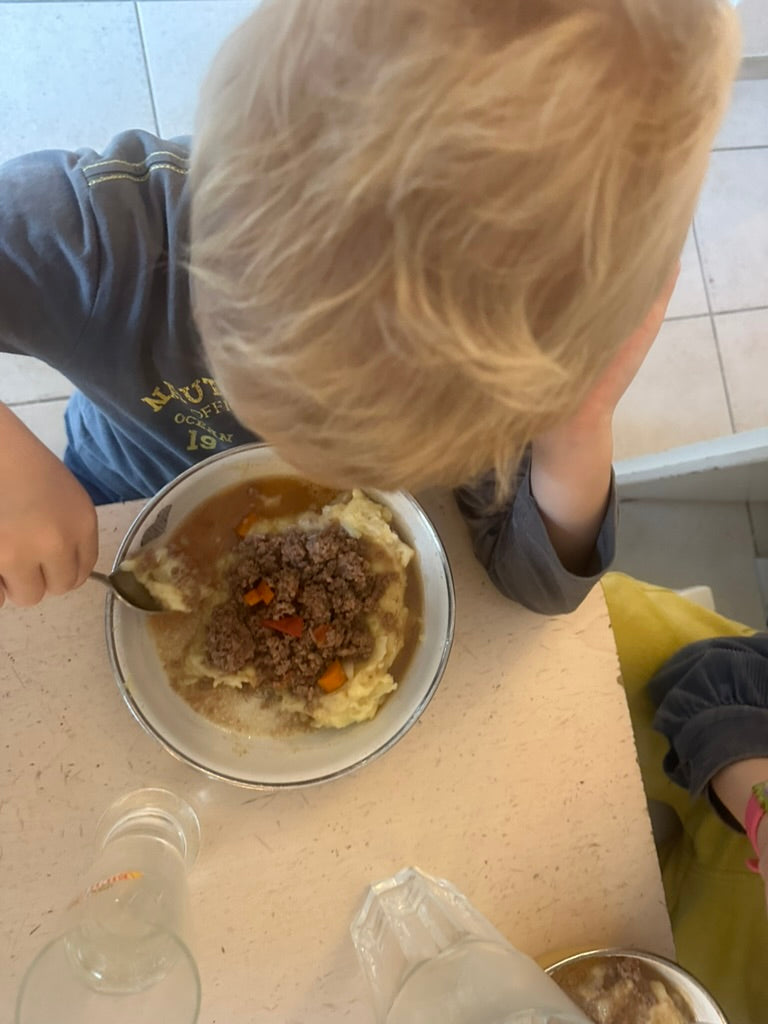 „Kind isst mit YIV Teller aus Naturmaterialien“  „Nachhaltiges Kindergeschirr mit Korkelement“  „Essen lernen mit YIV Kinderteller“