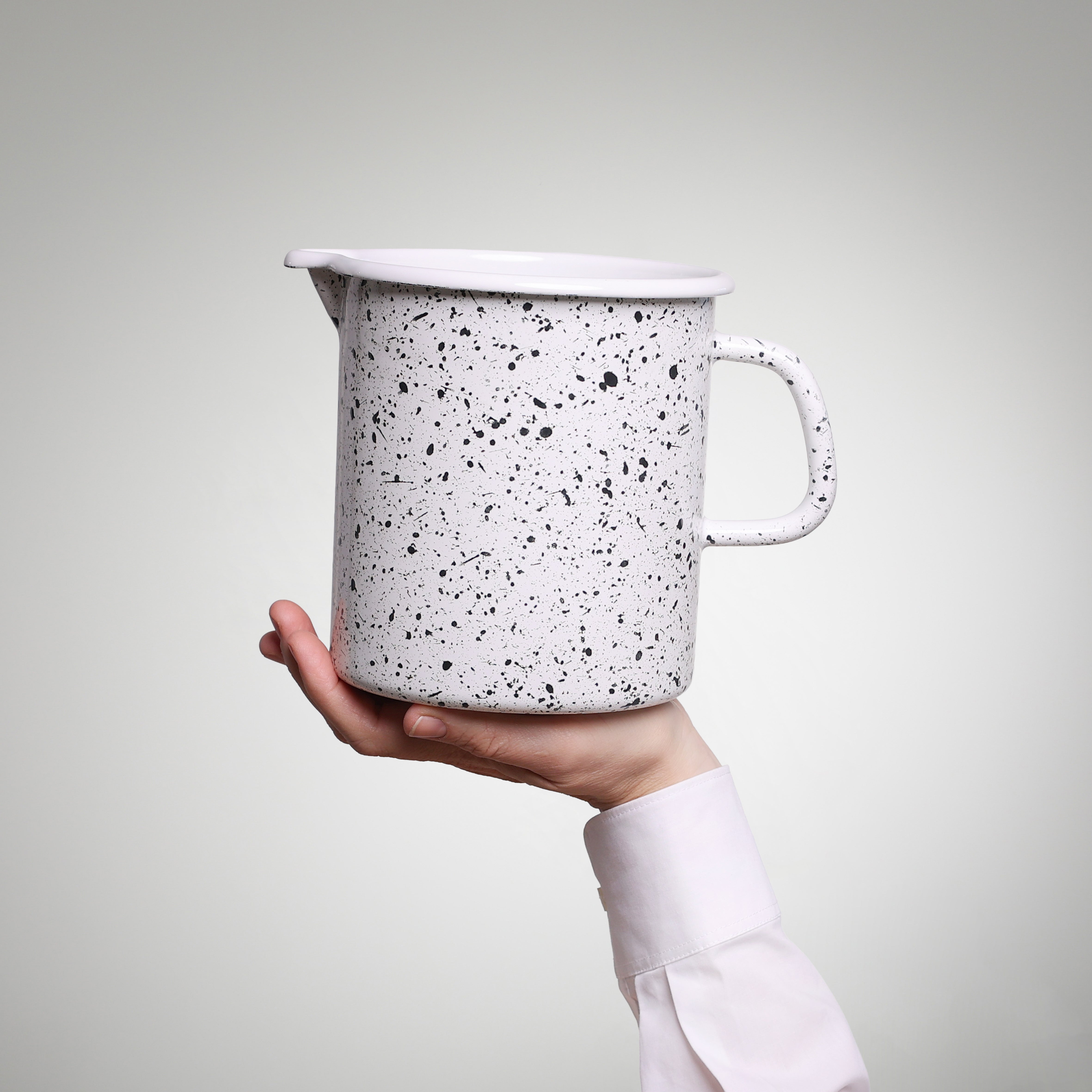 Emaille Mass-Krug YIV 2 Liter – handgefertigt, nachhaltig & vielseitig