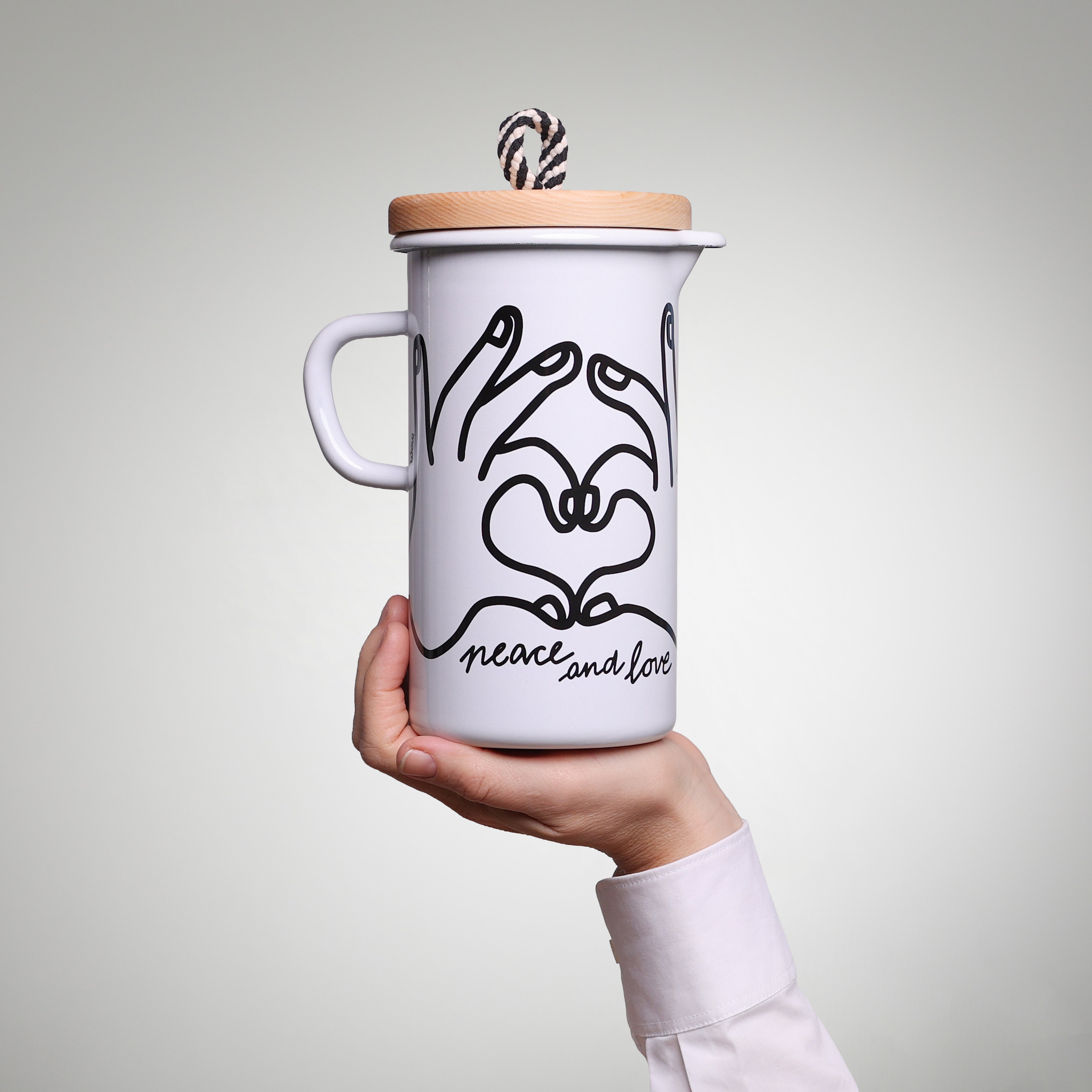 Emaille Krug „Love and Peace“ YIV 1,3 Liter – nachhaltiger Emaille-Krug für Alltag & Küche