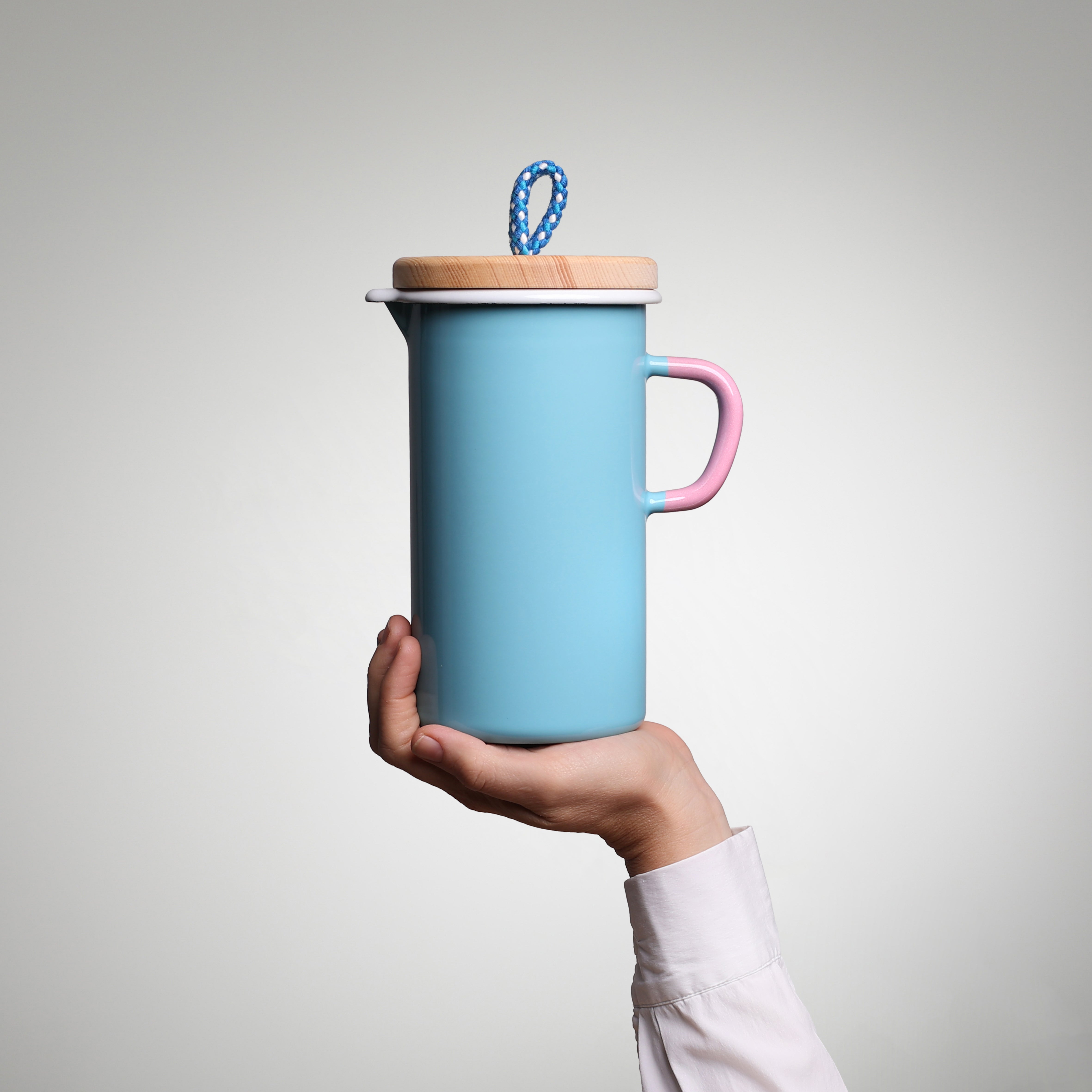 YIV Emaille Krug 1,3 L – handgefertigt, nachhaltig & mit optionalem Henkel-Kork und Arvenholzdeckel