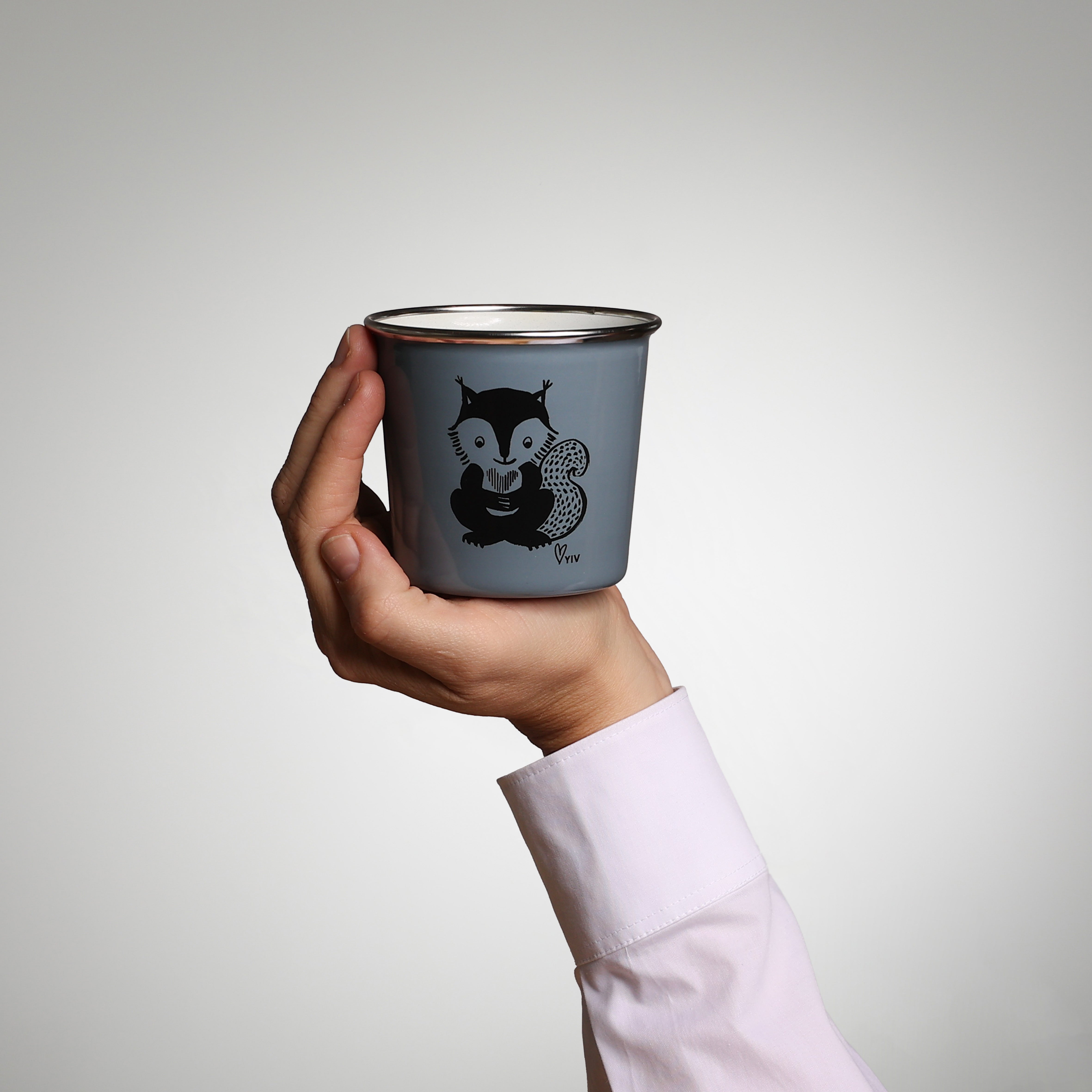 YIV Emaille Henkeltasse – nachhaltig, vielseitig & mit Sujet "Pre Order", werden im November geliefert
