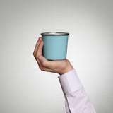 Emaille Becher YIV – stapelbar, nachhaltig & mit optionalem Deckel und Kork