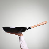 Emaille Pfanne Ø 26 cm – Emaille-Servierpfanne mit Holzgriff