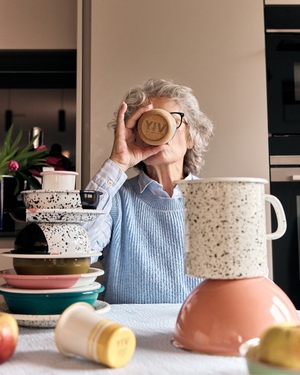 YIV Emaille Becher mit Kork – hält warm, schützt vor Verbrennen & einzigartig bei YIV | YIV.CH Schweiz 