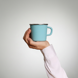 Emaille Henkeltasse YIV – Azzurro & Lachs | handgefertigt, zertifiziert, lebensmittelecht